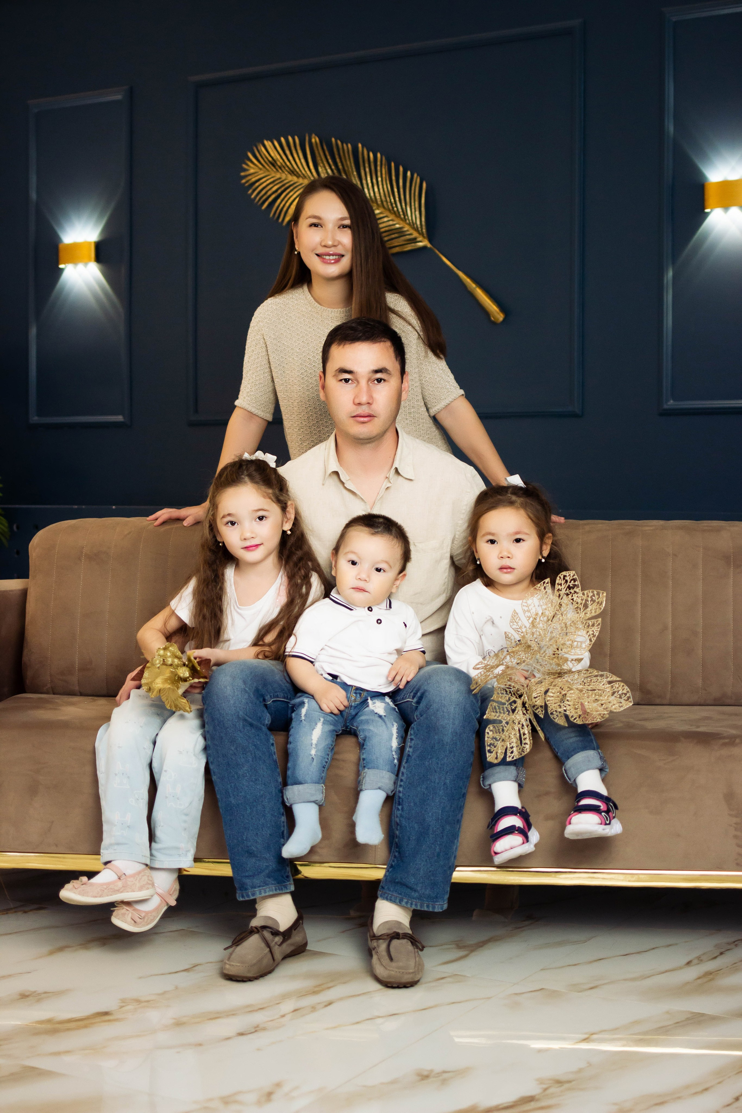 Семейная фотосессия в студии. Фотограф новорожденных в Новосибирске