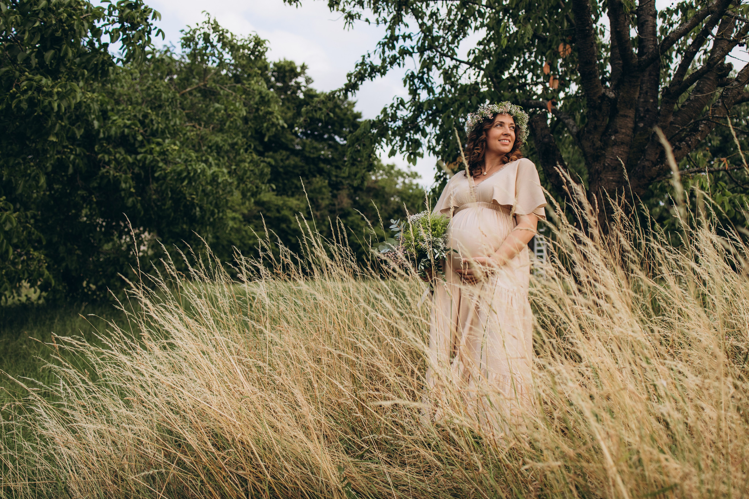 Babybauch-Shooting im Grünen. Fotografin in Erlangen, Nürnberg und Umgebung