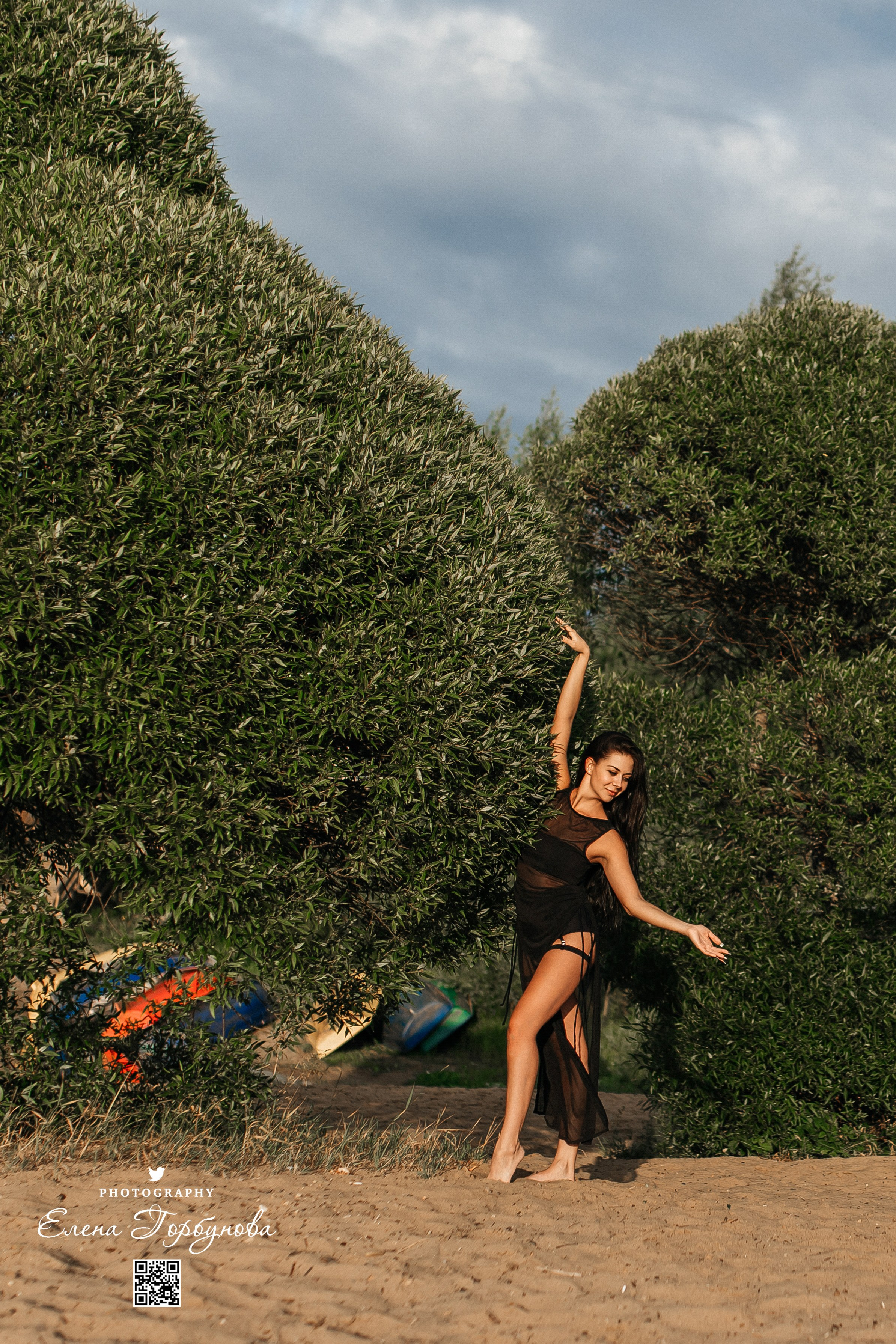 Девушка фотографирутся в листьях ивы