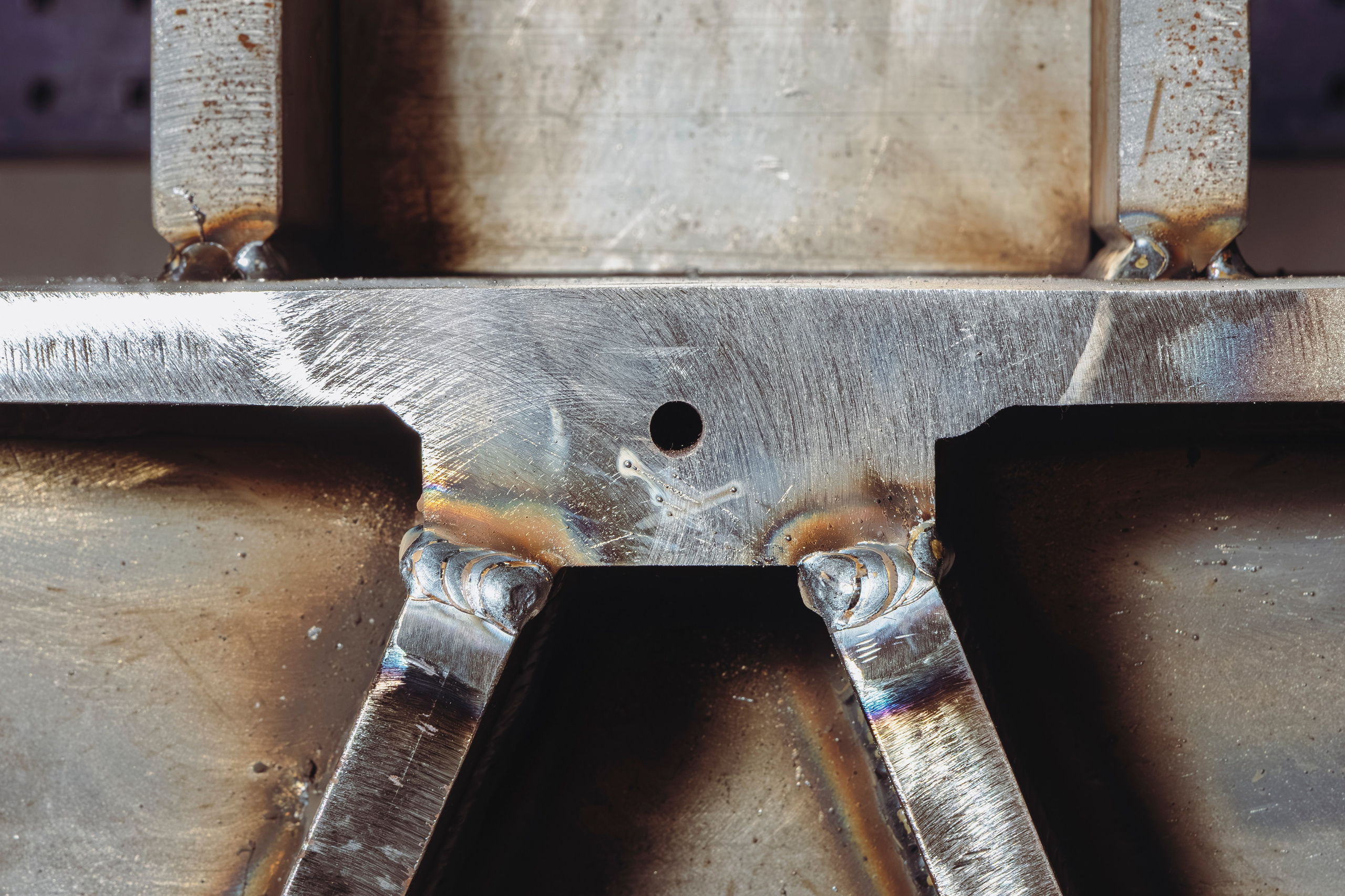 Крупный план стыка: демонстрация герметичности и ровности сварного соединения.