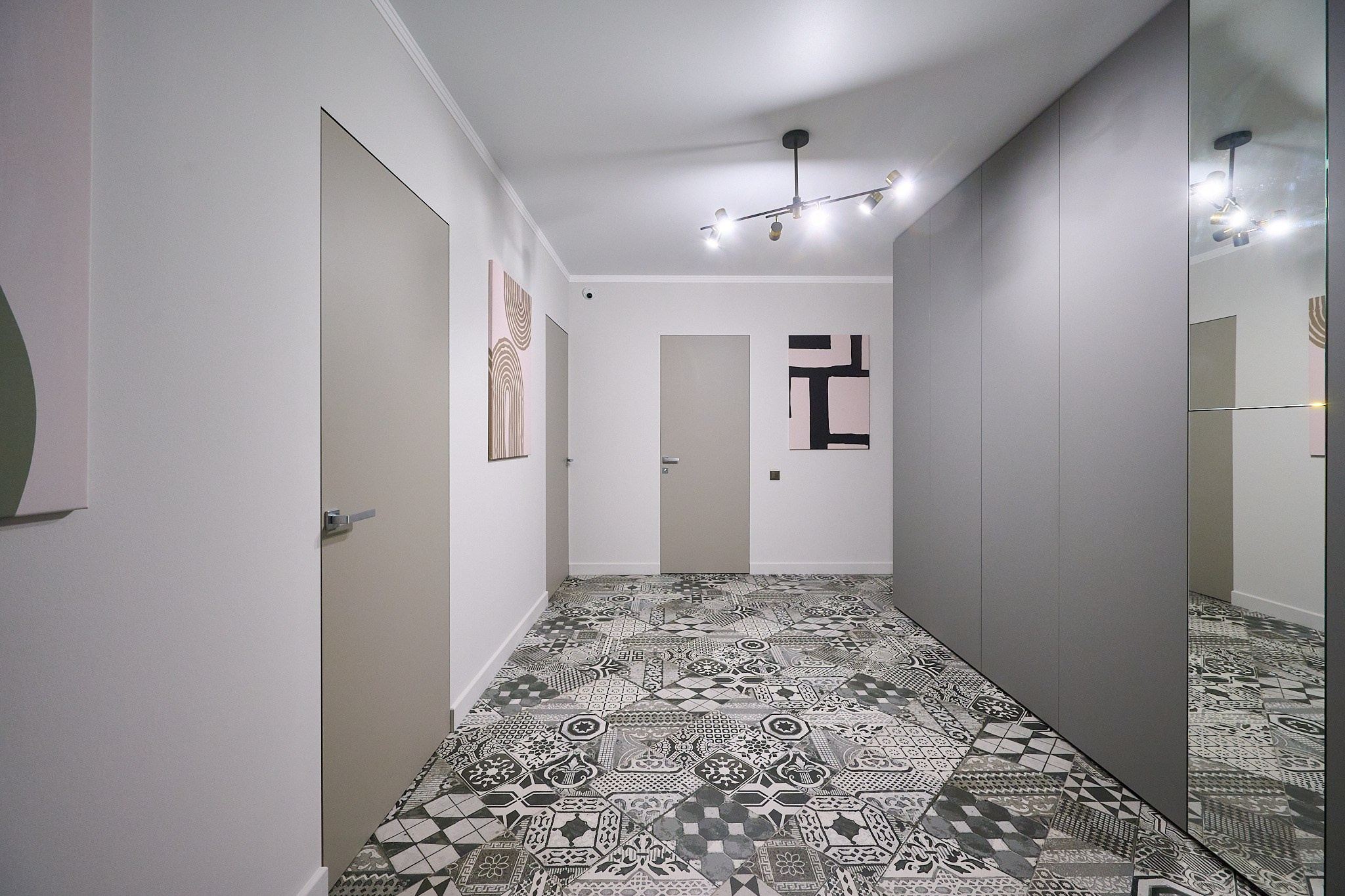 большой коридор серые оттенки двери светлые 