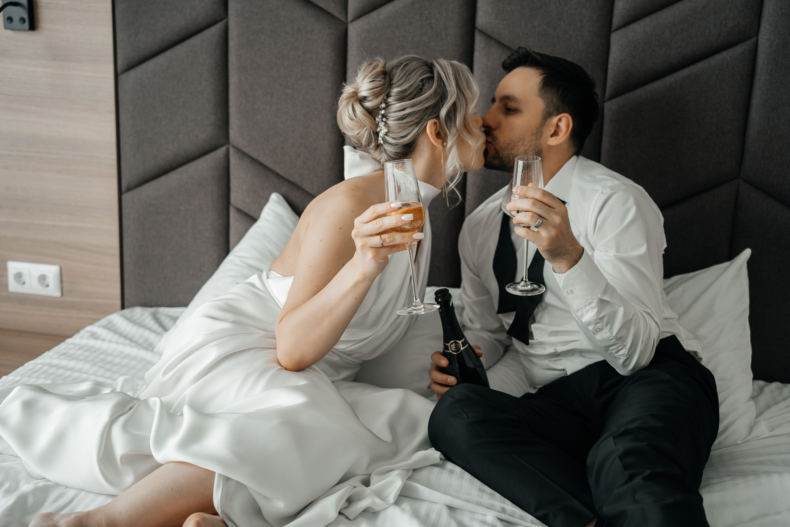 В отели. Для тех, кто не ждёт удачи, а создаёт её. Каждая фотосессия — это твой момент, твой стиль, твой успех. 📸