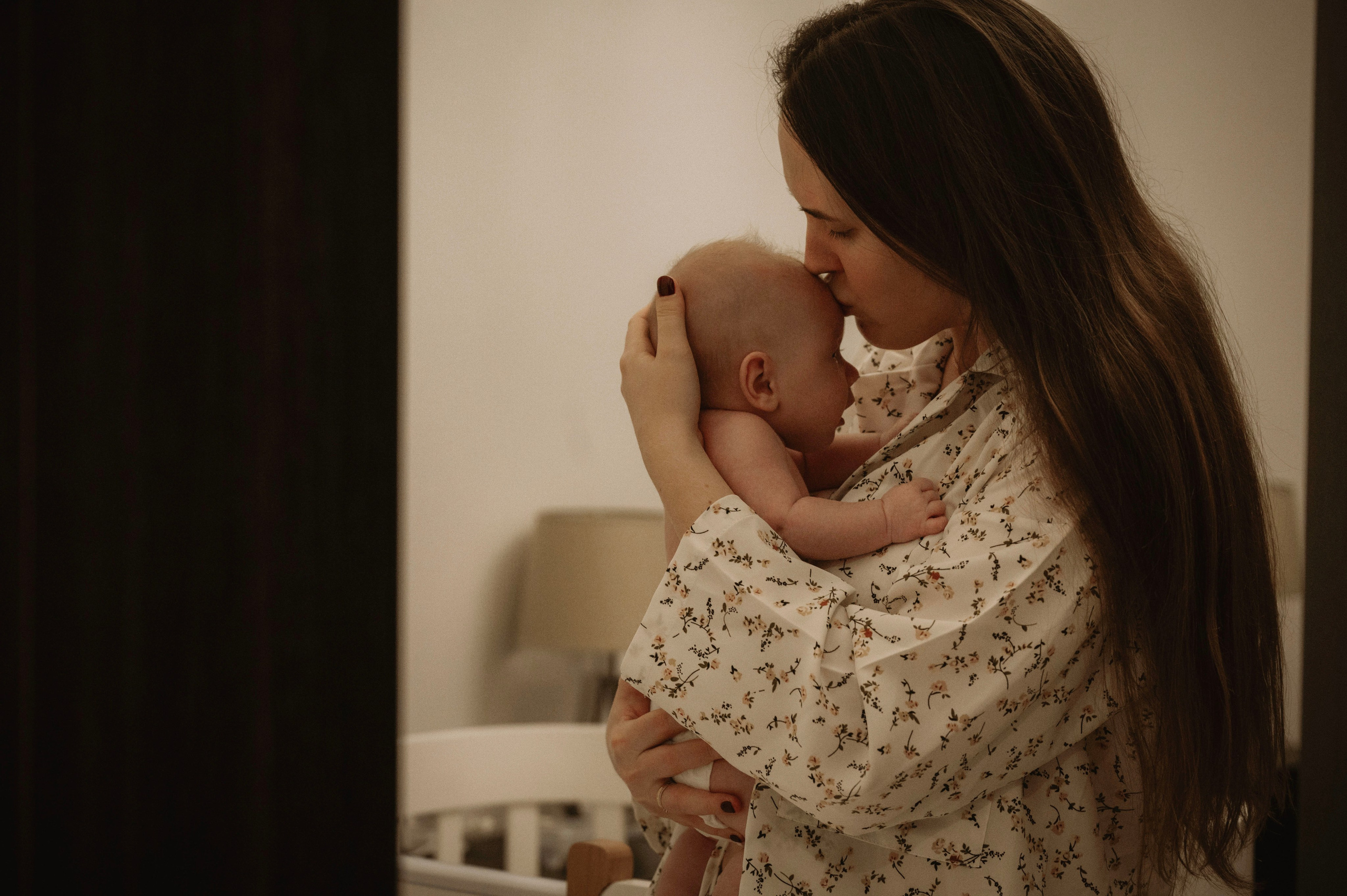 Семейная домашняя фотосессия. Профессиональный фотограф беременности в СПБ. Стильные фотосессии беременности в стиле минимализм и классическая фотография