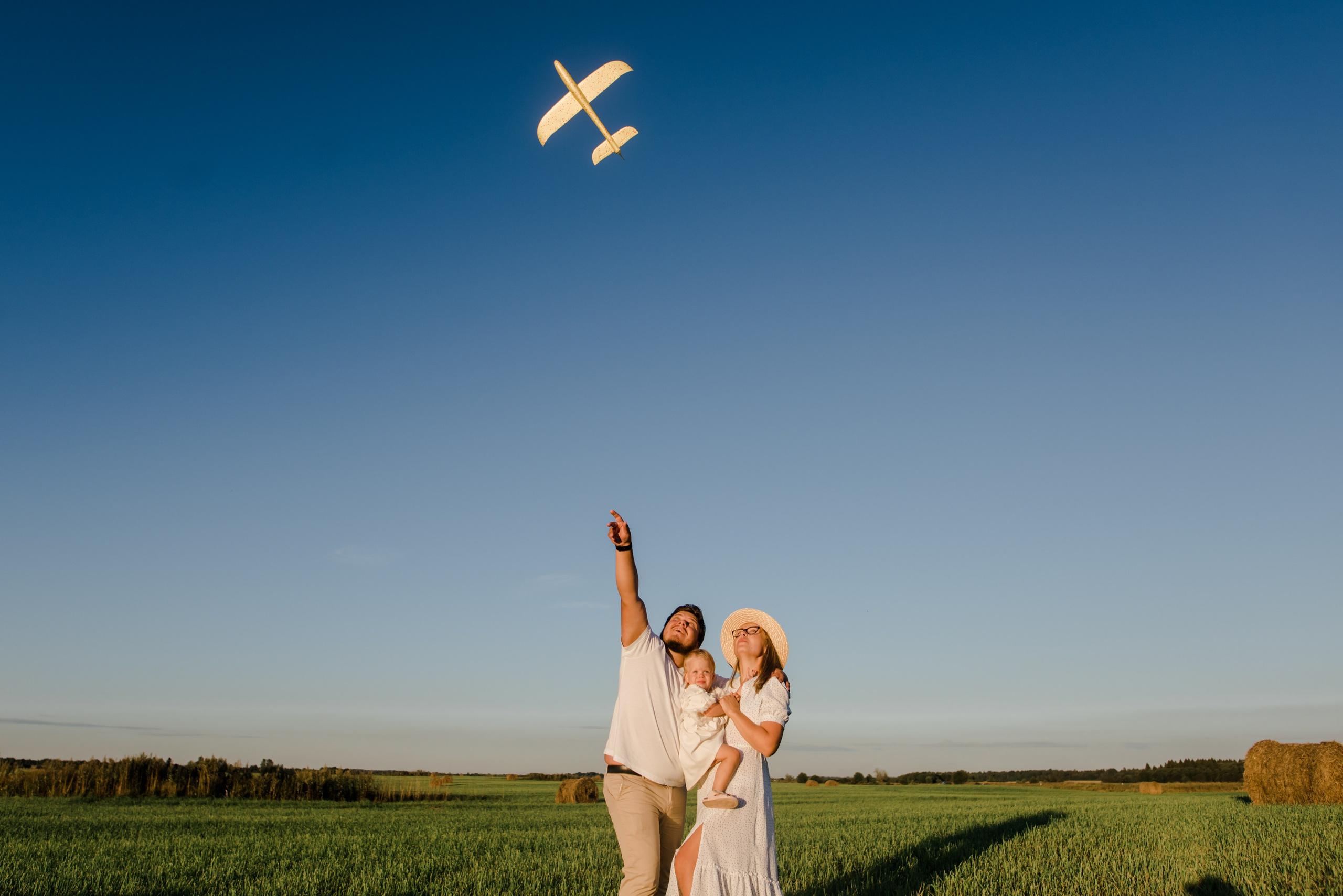 Семья в поле. Свадебный и семейный фотограф Евгения Кононова