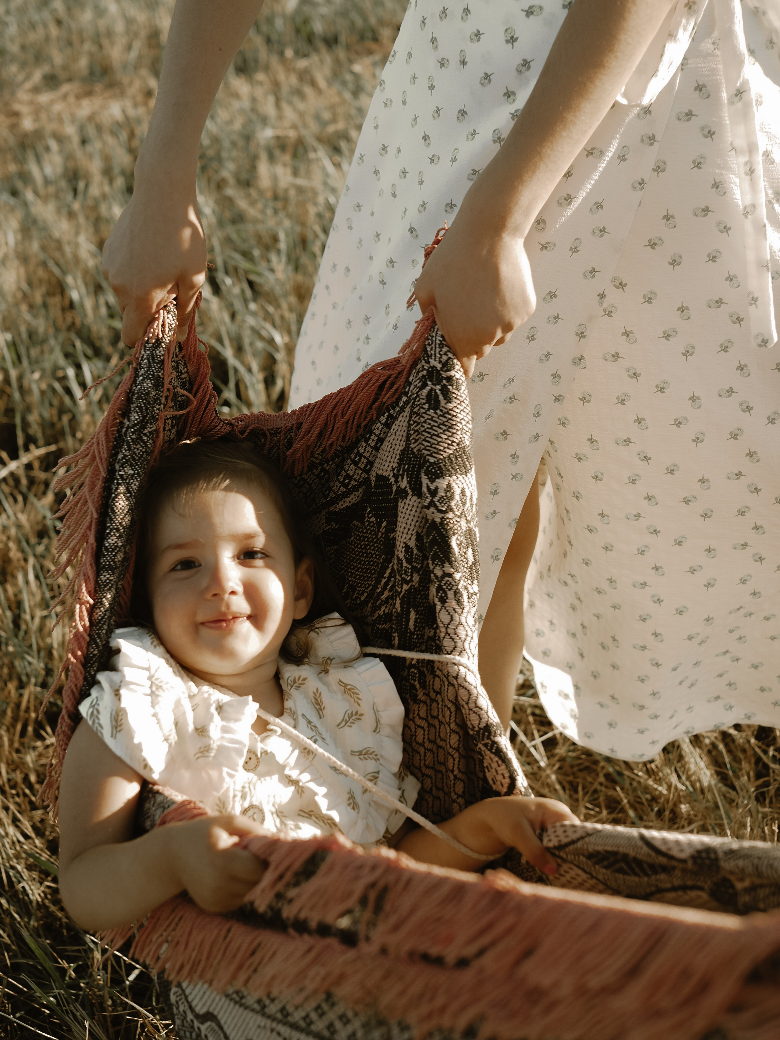 Гоняться по полю на тачке с мамой и папой. Обижаться. Смеяться. Фотограф Рязань. Семейный Свадебный фотограф