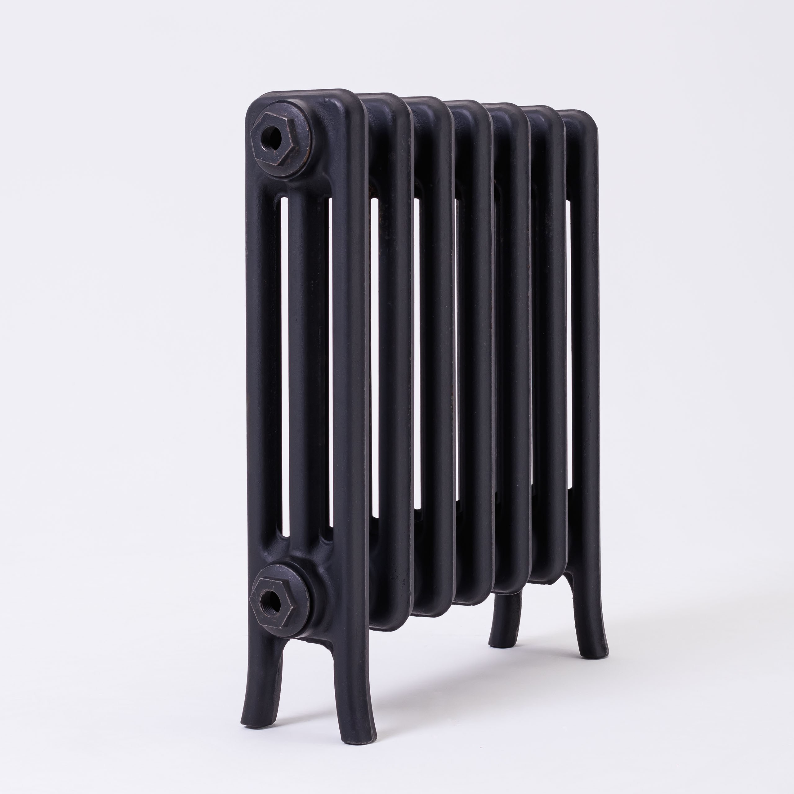 Предметные фотографии дизайнерских радиаторов отопления в стиле ретро