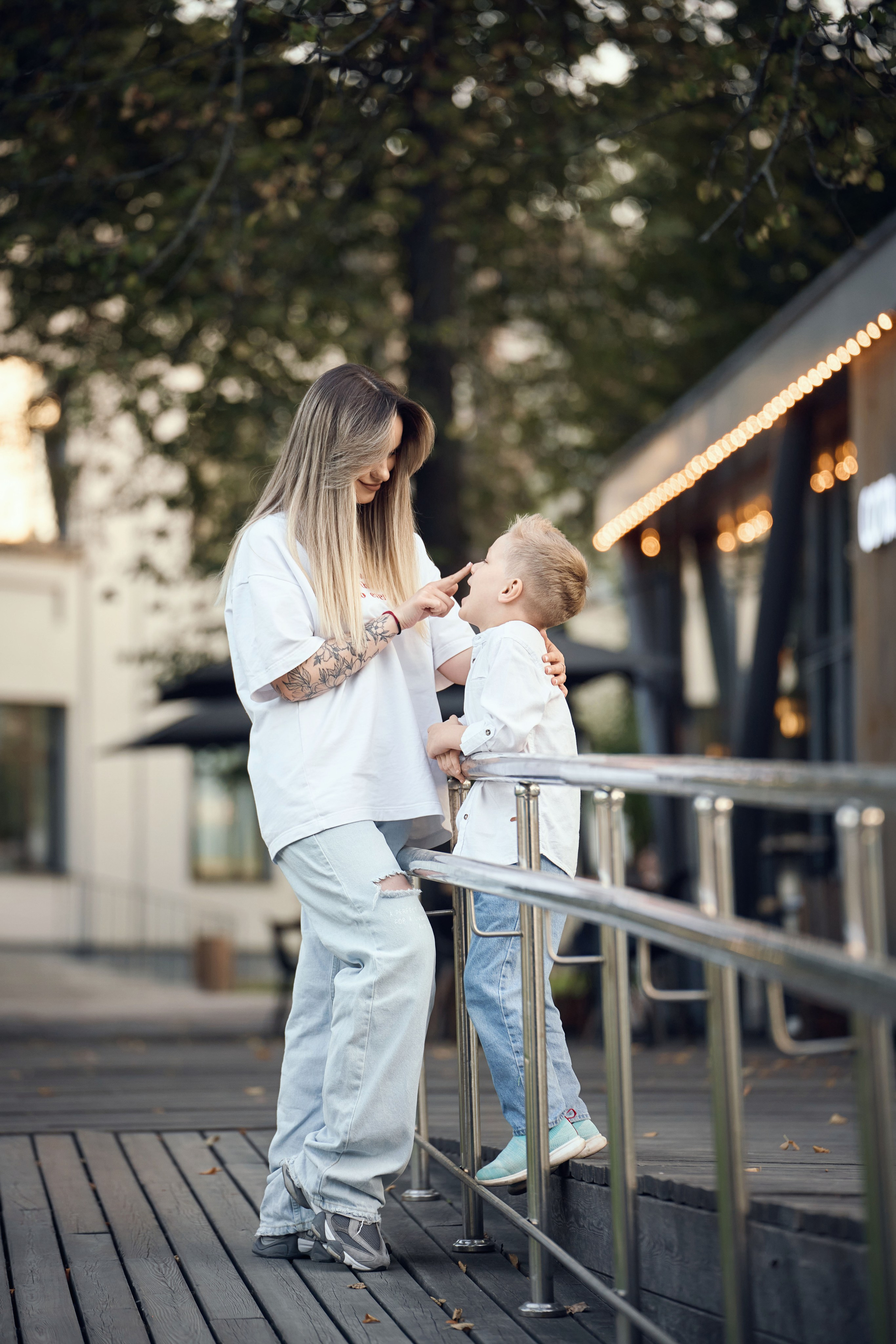 мама с сыном дурачатся