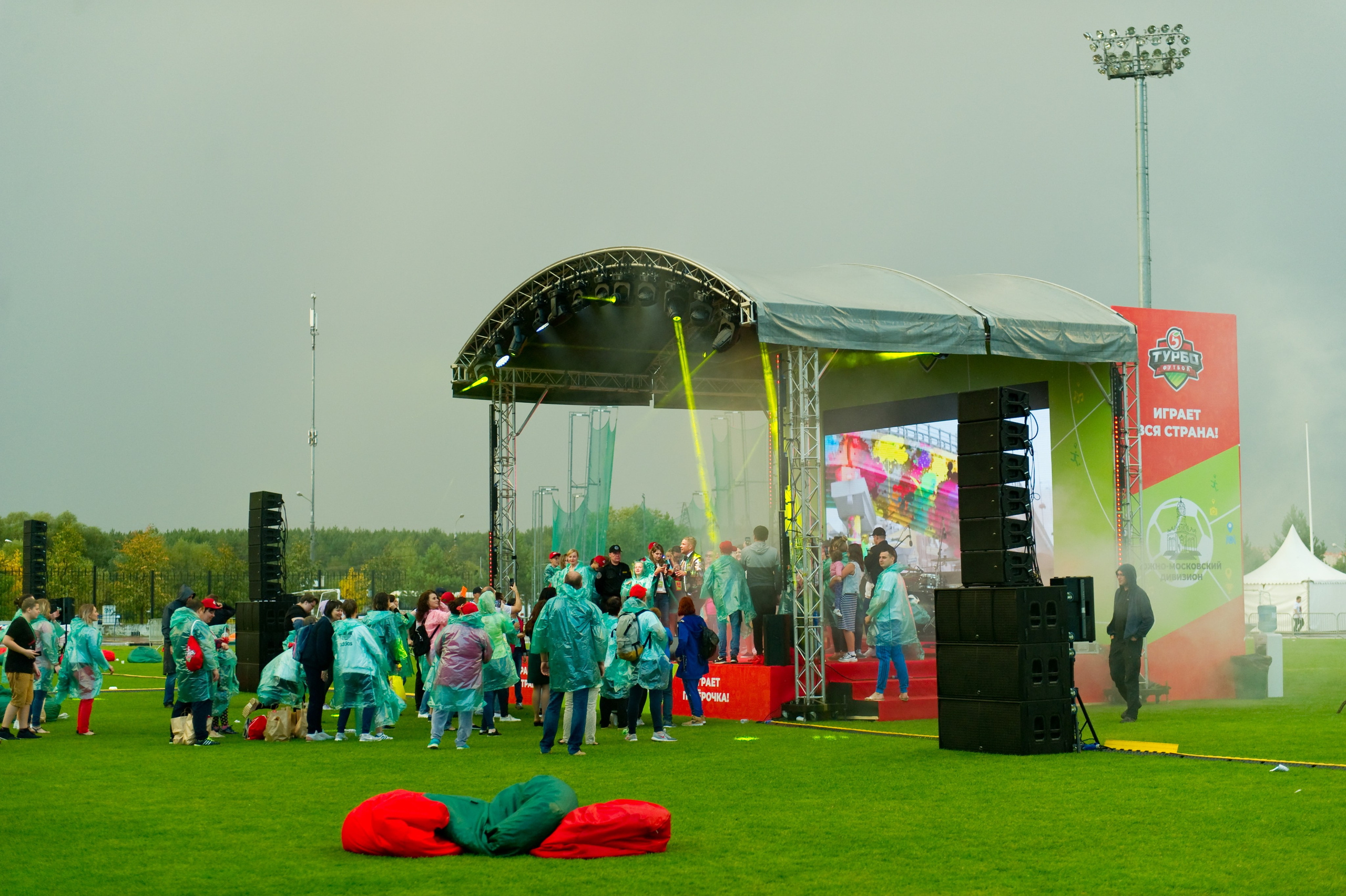Турбофутбол (корпоративное соревнование «Пятерочки»). Репортажный фотограф и видеограф Слава Думчев. Тимбилдинги, отчетники, корпоративы