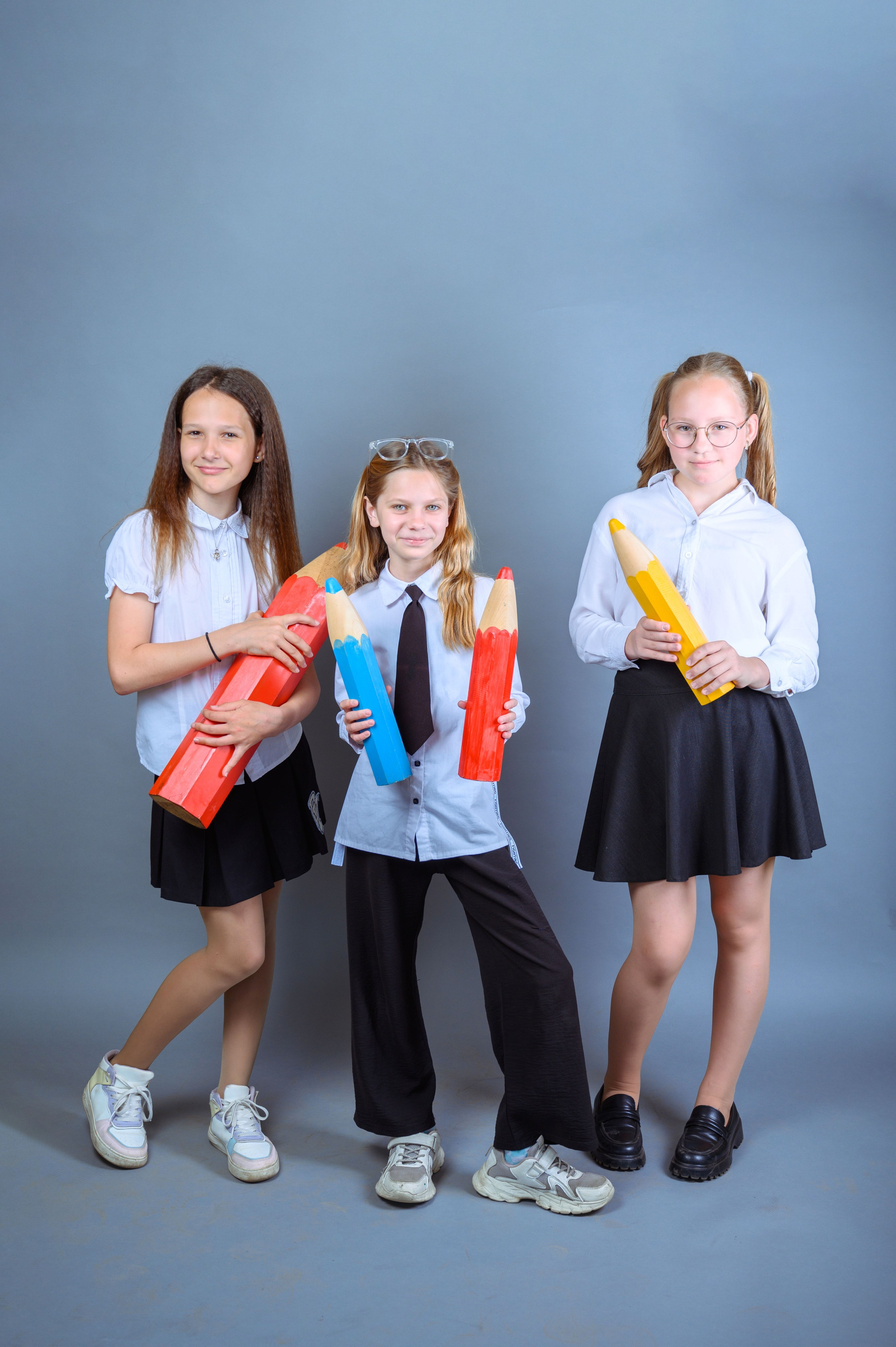 Фотосъемка на фоне с реквизитом. Фотограф. Выпускные альбомы в Барнауле