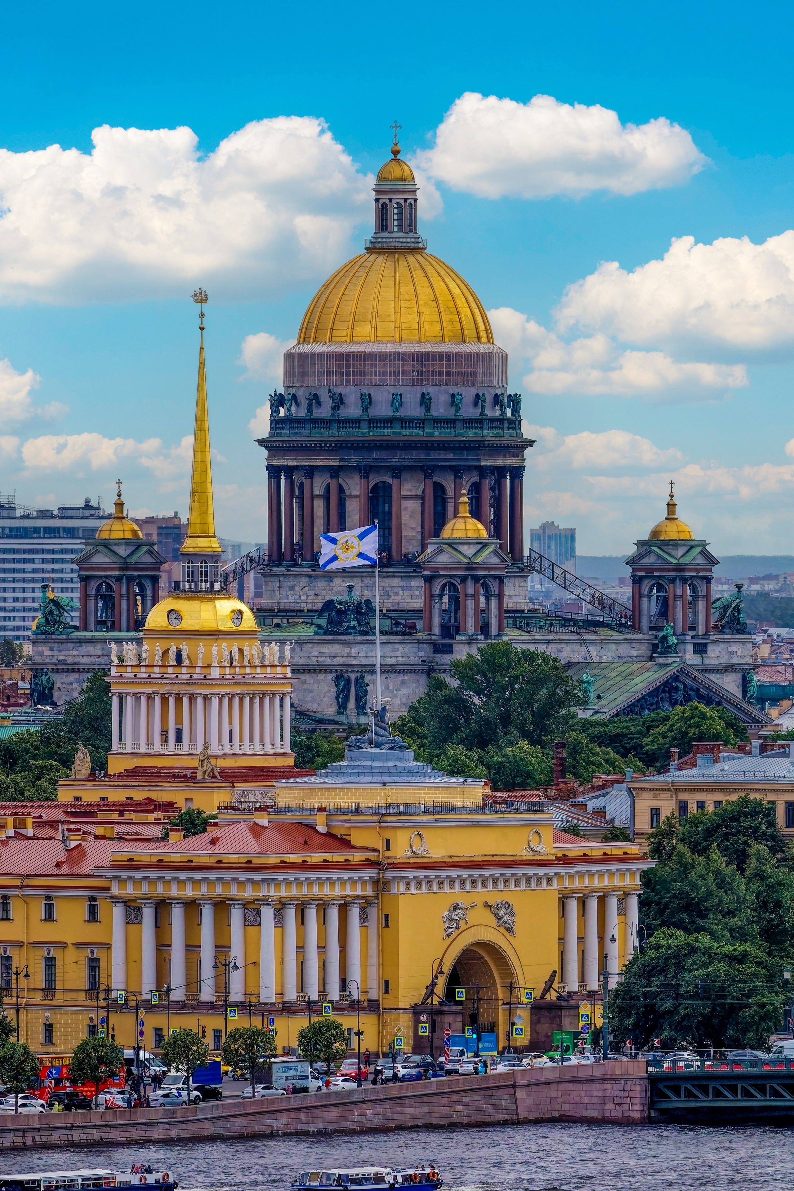Вид со смотровой площадки Петропавловского собора на шпиль Адмиралтейства и Исаакиевский собор Санкт-Петербурга