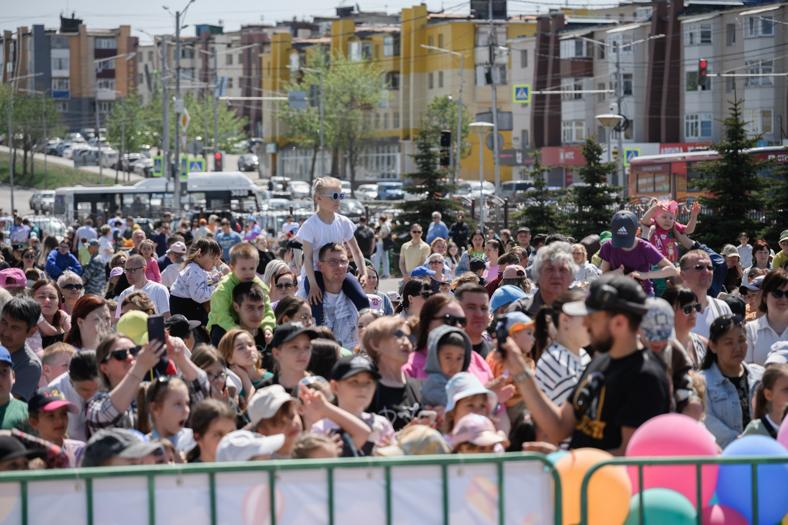 Фотосъемка открытия фонтана в День защиты детей в Петропавловске-Камчатском. Детская фотосессия у фонтана в Петропавловске-Камчатском, Яркие эмоции детей на празднике в Петропавловске-Камчатском. Фотосъемка семейного праздника у фонтана в Петропавловске-Камчатском, Профессиональная съемка детских мероприятий в Петропавловске-Камчатском.  