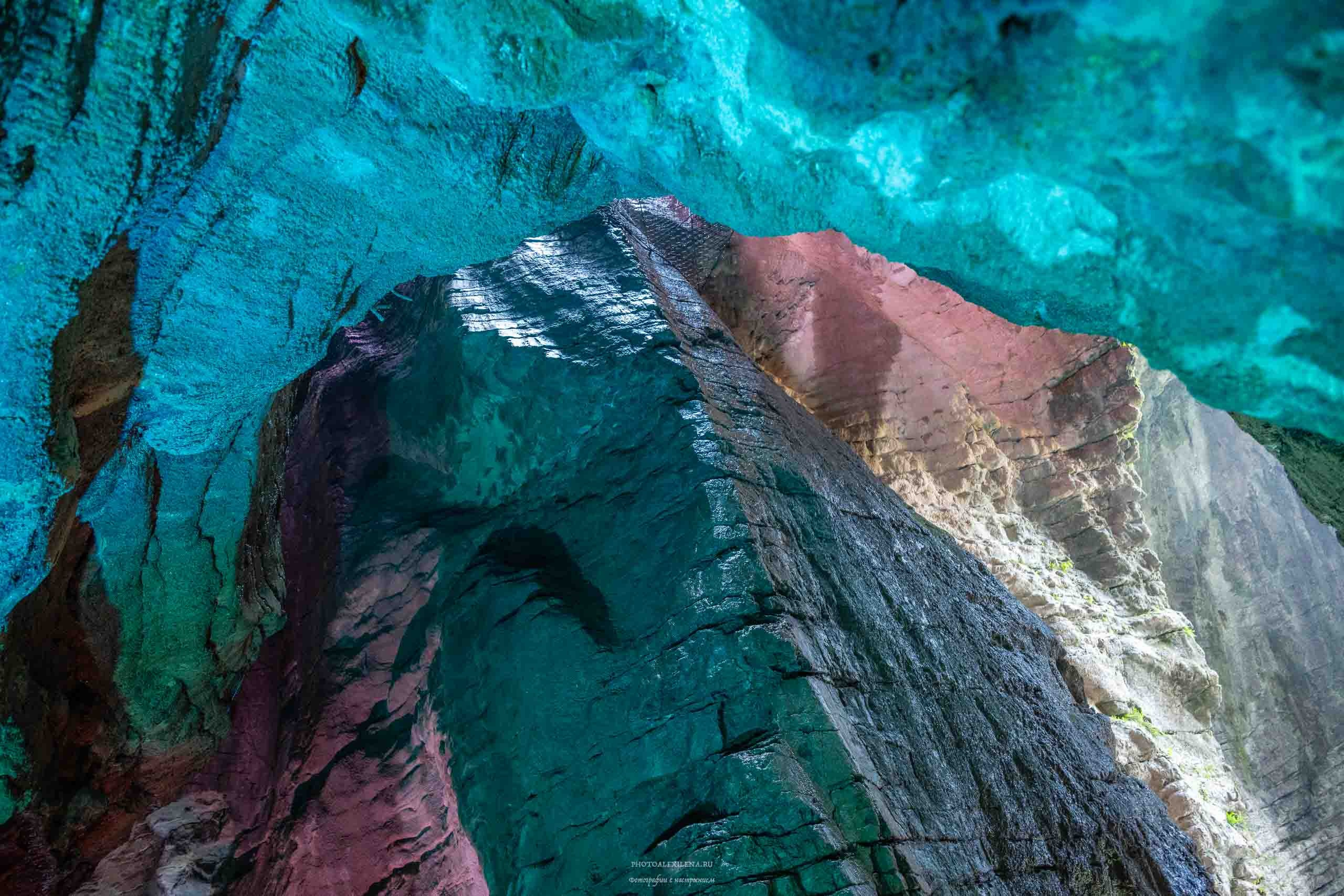 Водопад в гроте. Авторские стильные фотокартины