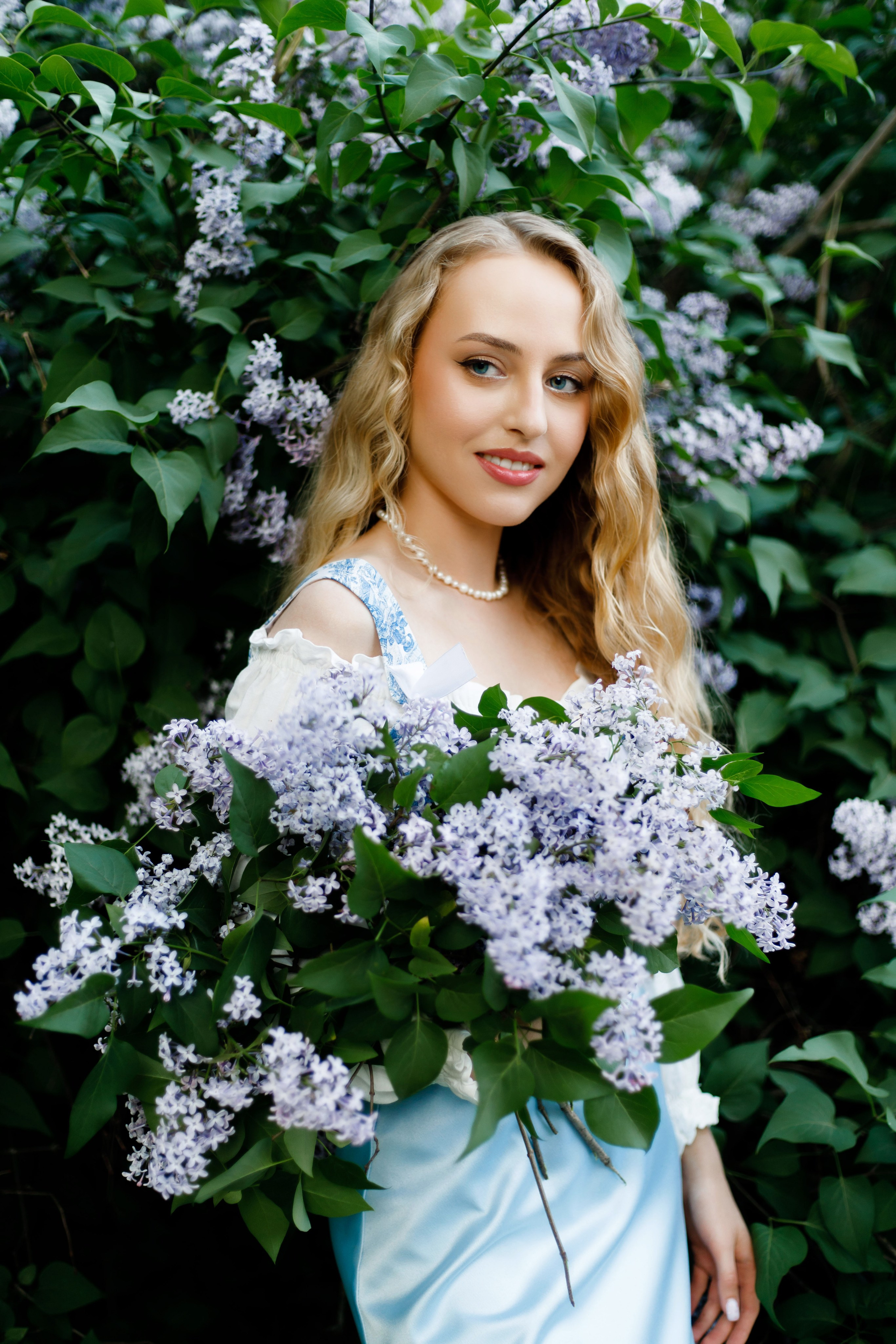 Фотосъемка в цветущей сирени. Модель Ангелина. Фотограф Яков Поспехов