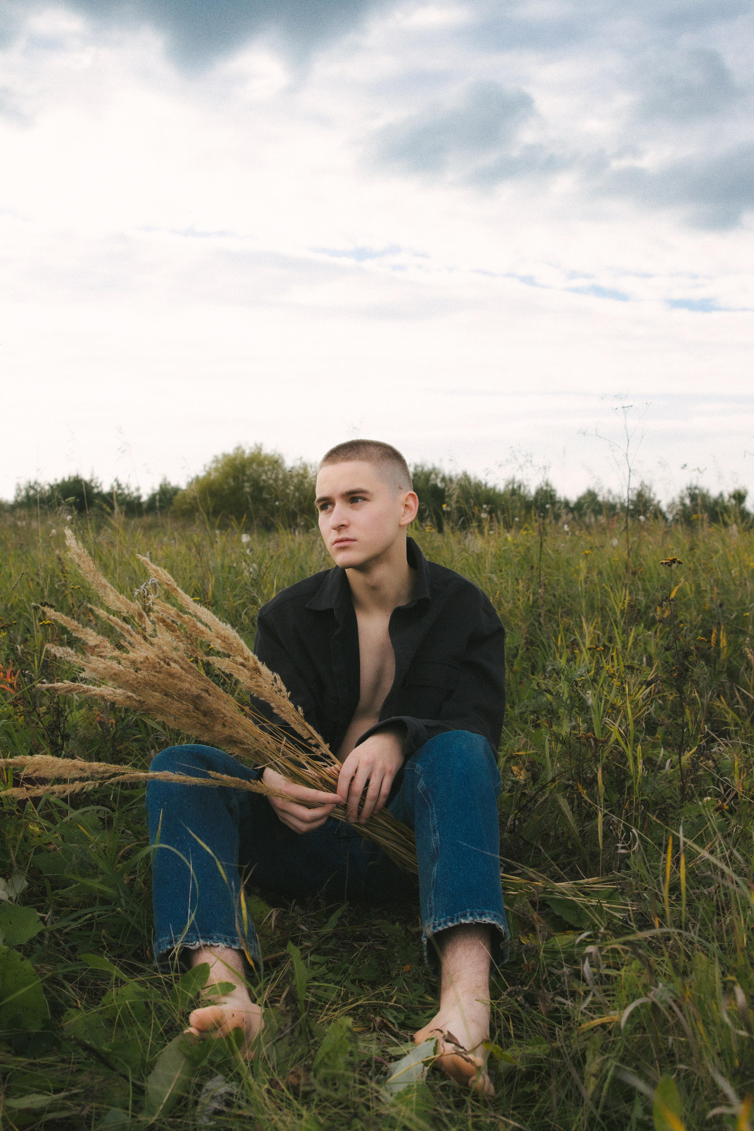 Никита в поле. Фотограф Настя Булочка Екатеринубрг