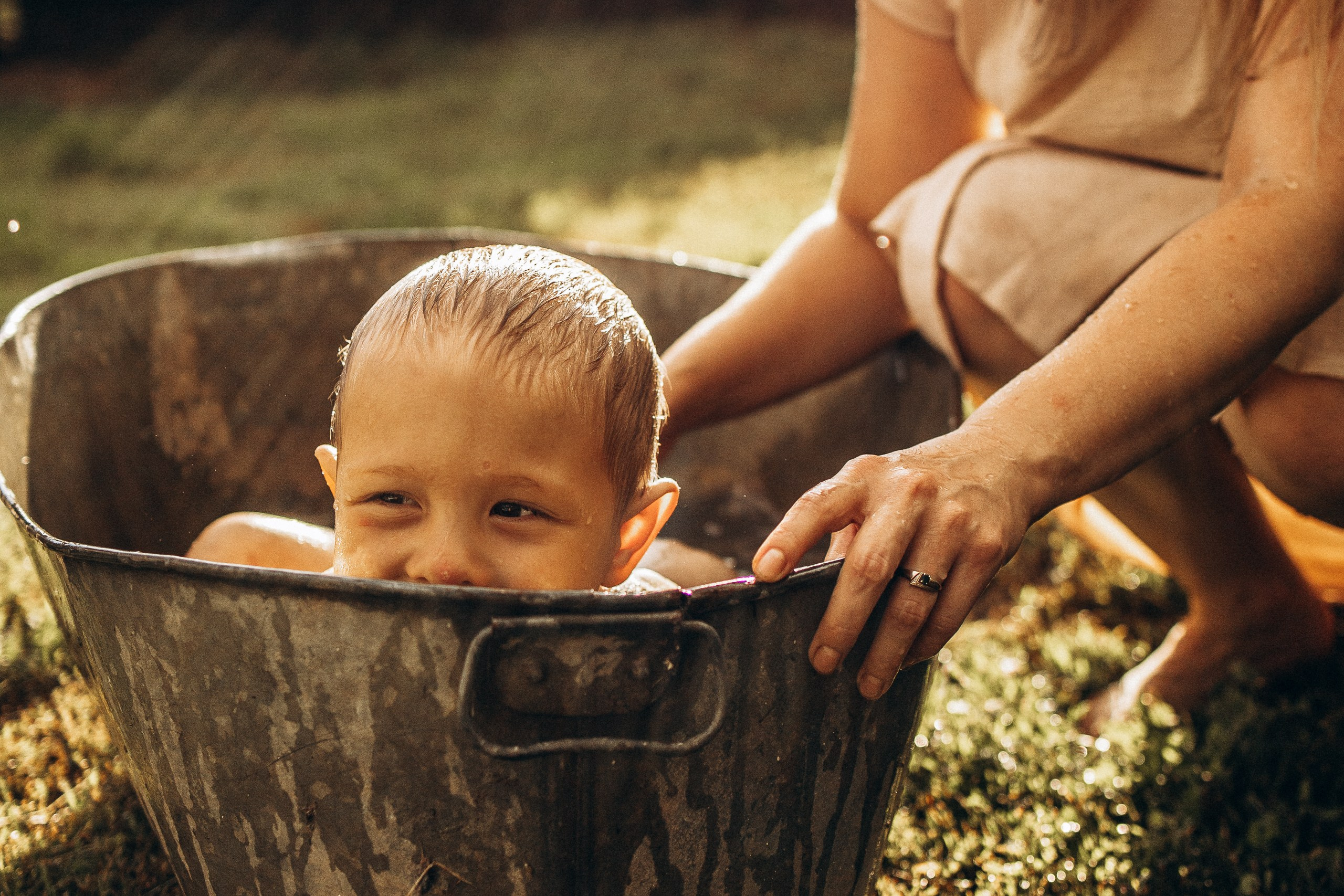 Фотосессия купание в старенькой ванне на даче в Ижевске