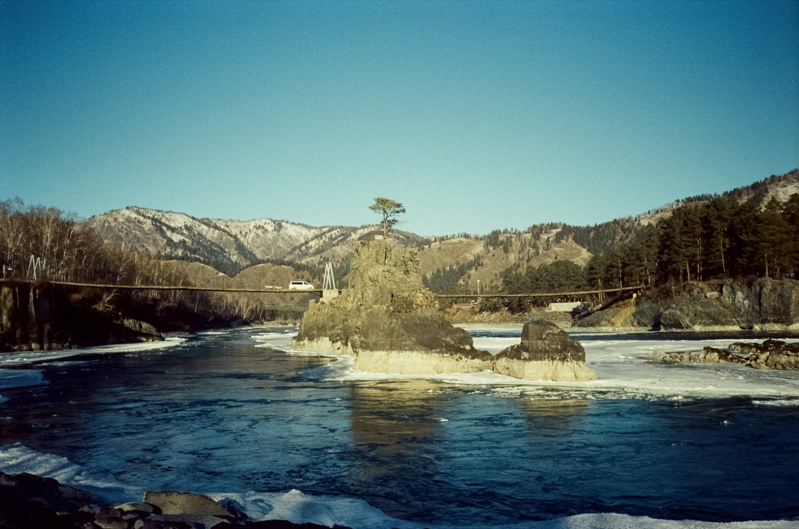 Мост над скалами Зубы Дракона и яркая синева зимней Катуни. Фотограф-документалист Мария Осокина