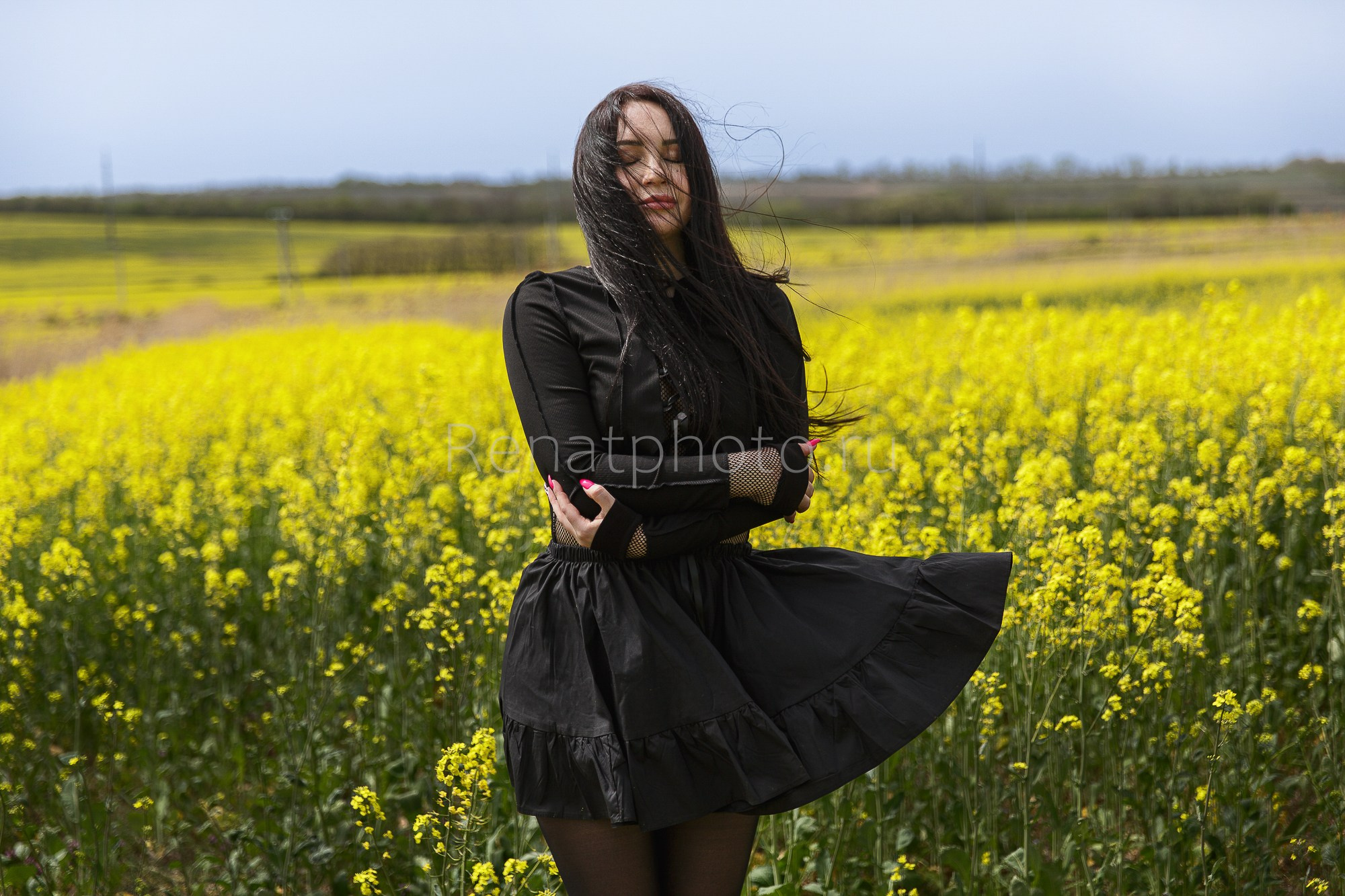Фотосессия в цветущих полях. Профессиональная фотосъёмка интерьеров, предметная фотосессия еды для меню г. Анапа