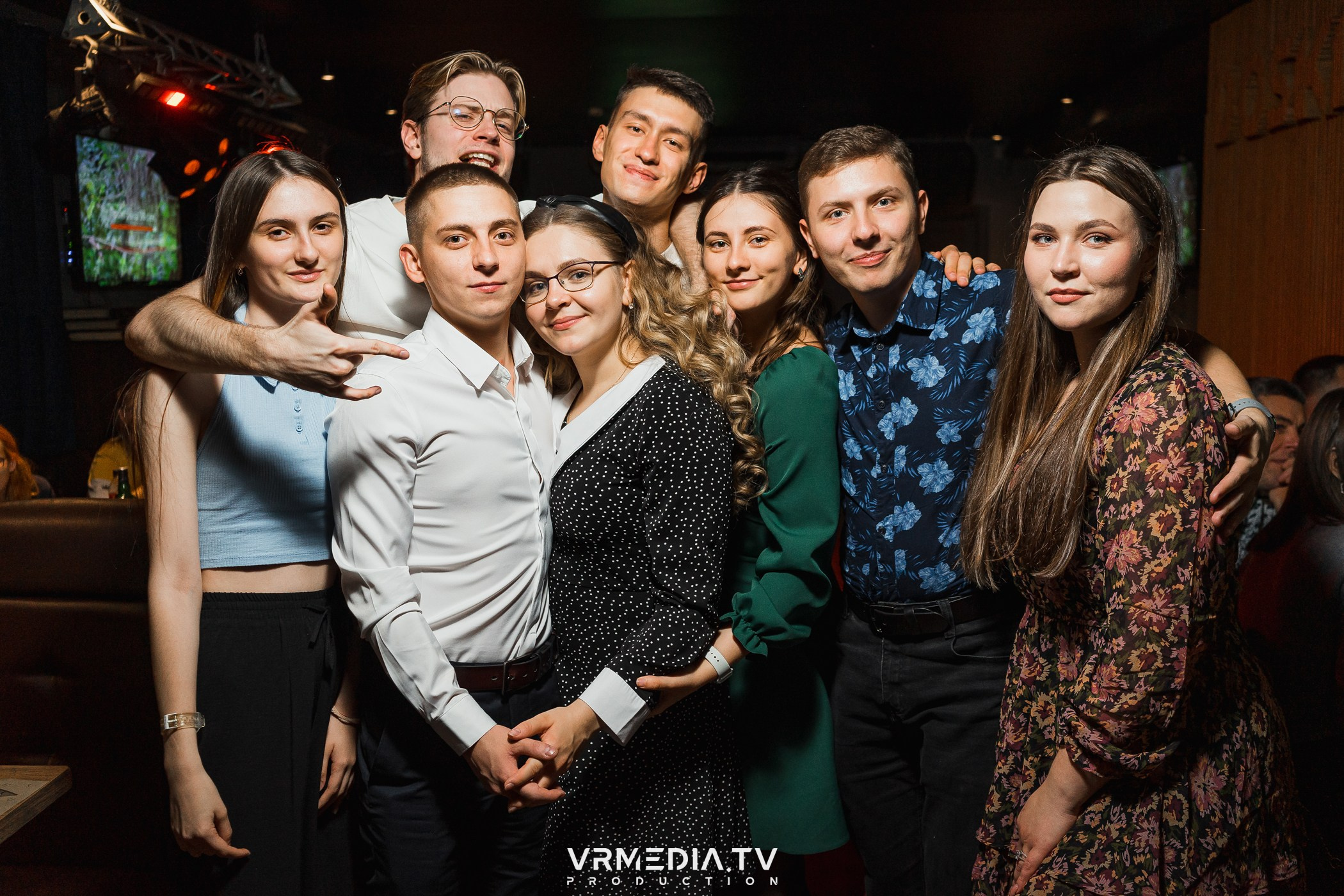 Бумажный дом в баре «Друзья»