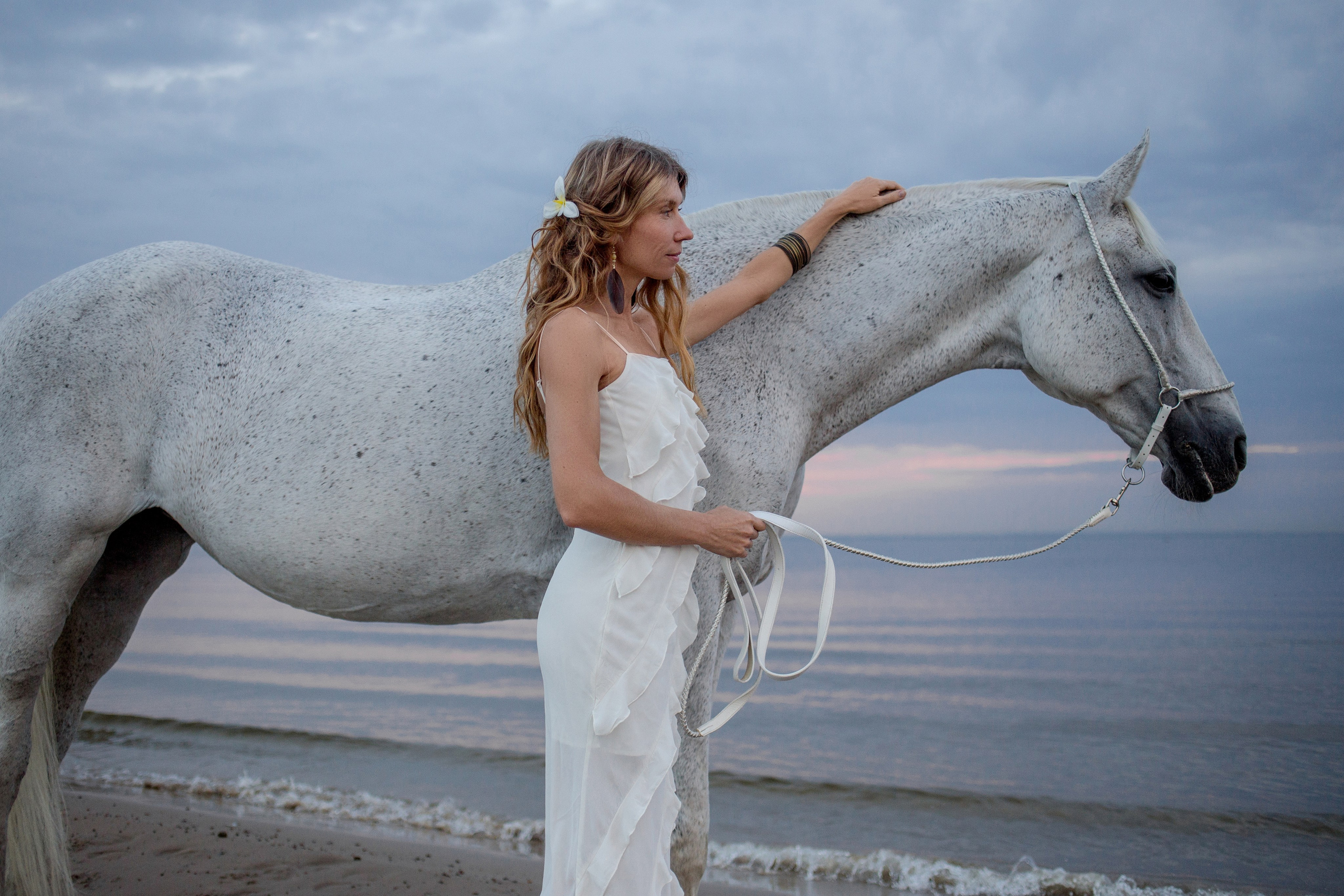 Закатная фотосессия с лошадью на Финском заливе