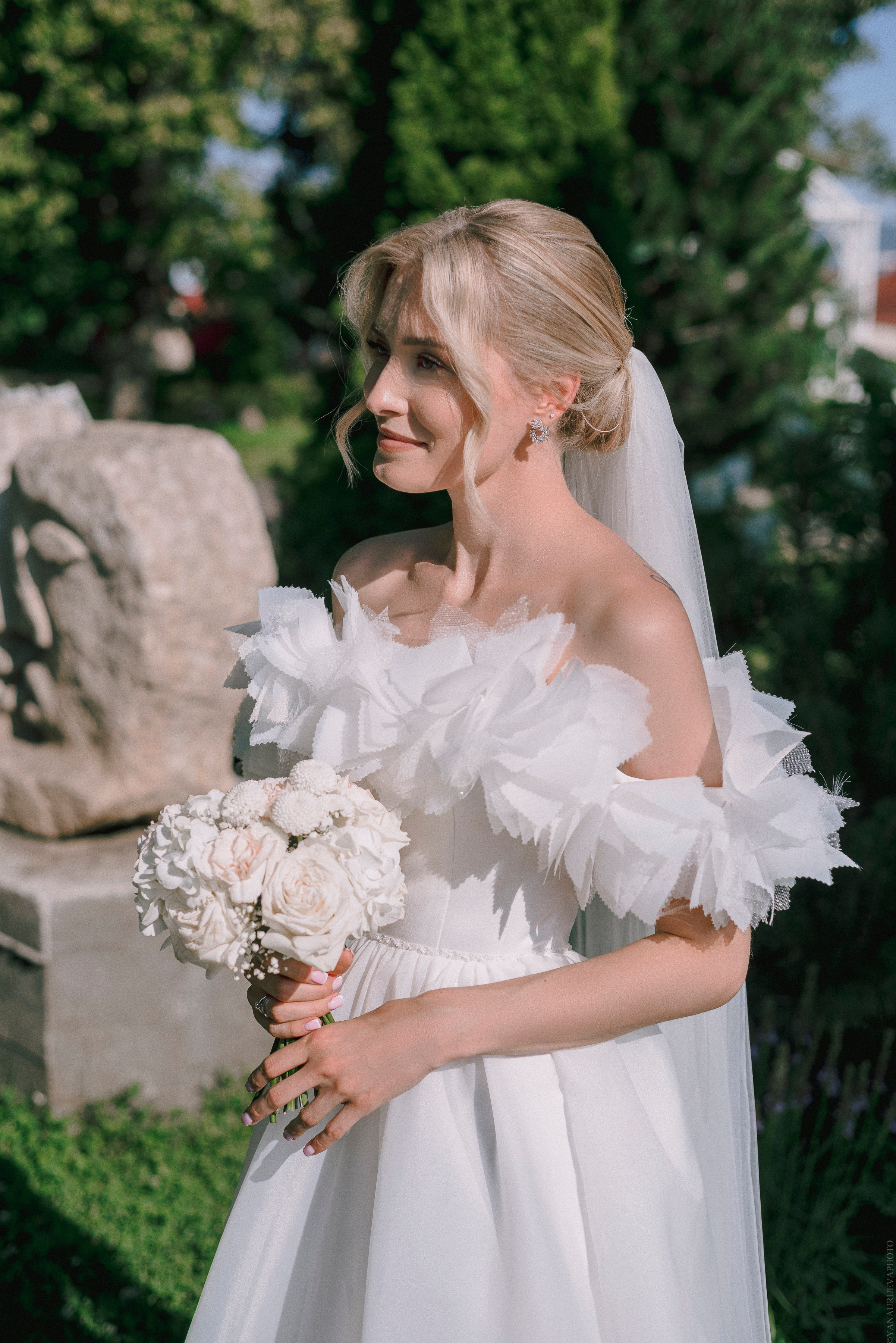 Невеста в платье со спущенными плечами и боа