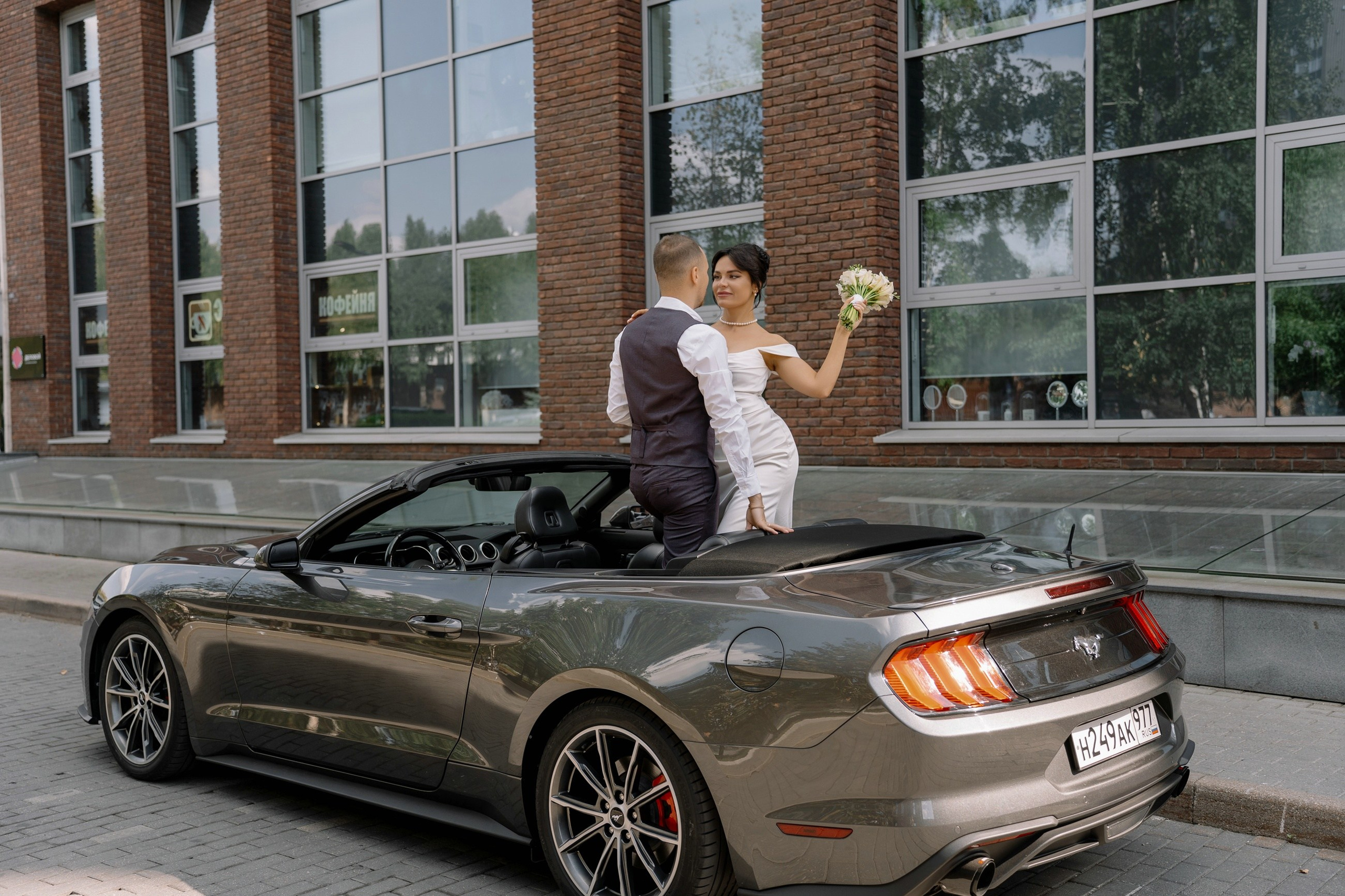 Свадебная фотосессия с кабриолетом. Свадебный и семейный фотограф в Москве Светлана Зоткина