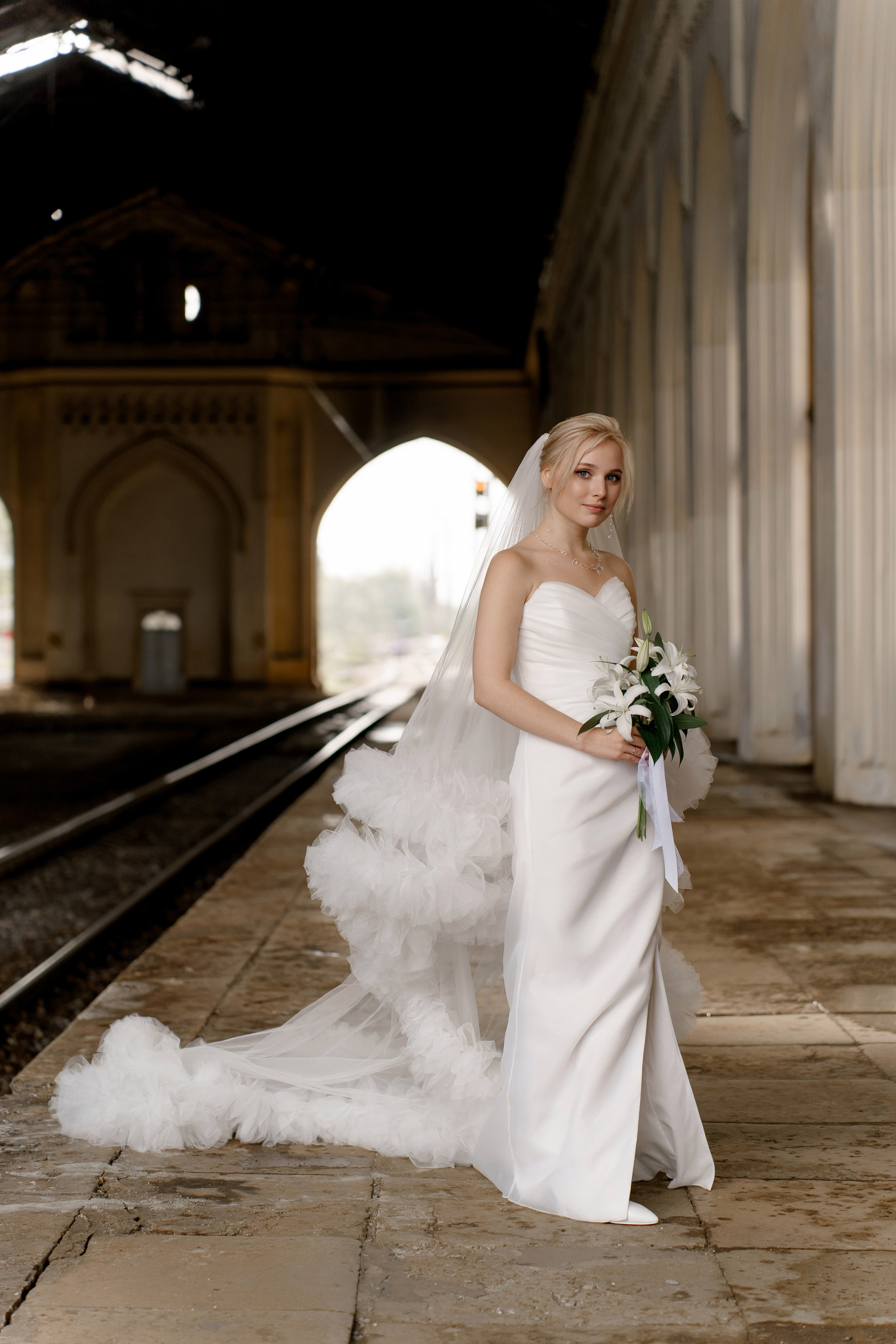Свадьба в Санкт-Петербурге, портрет невесты на вокзале в Павловске со свадебным букетом цветов.