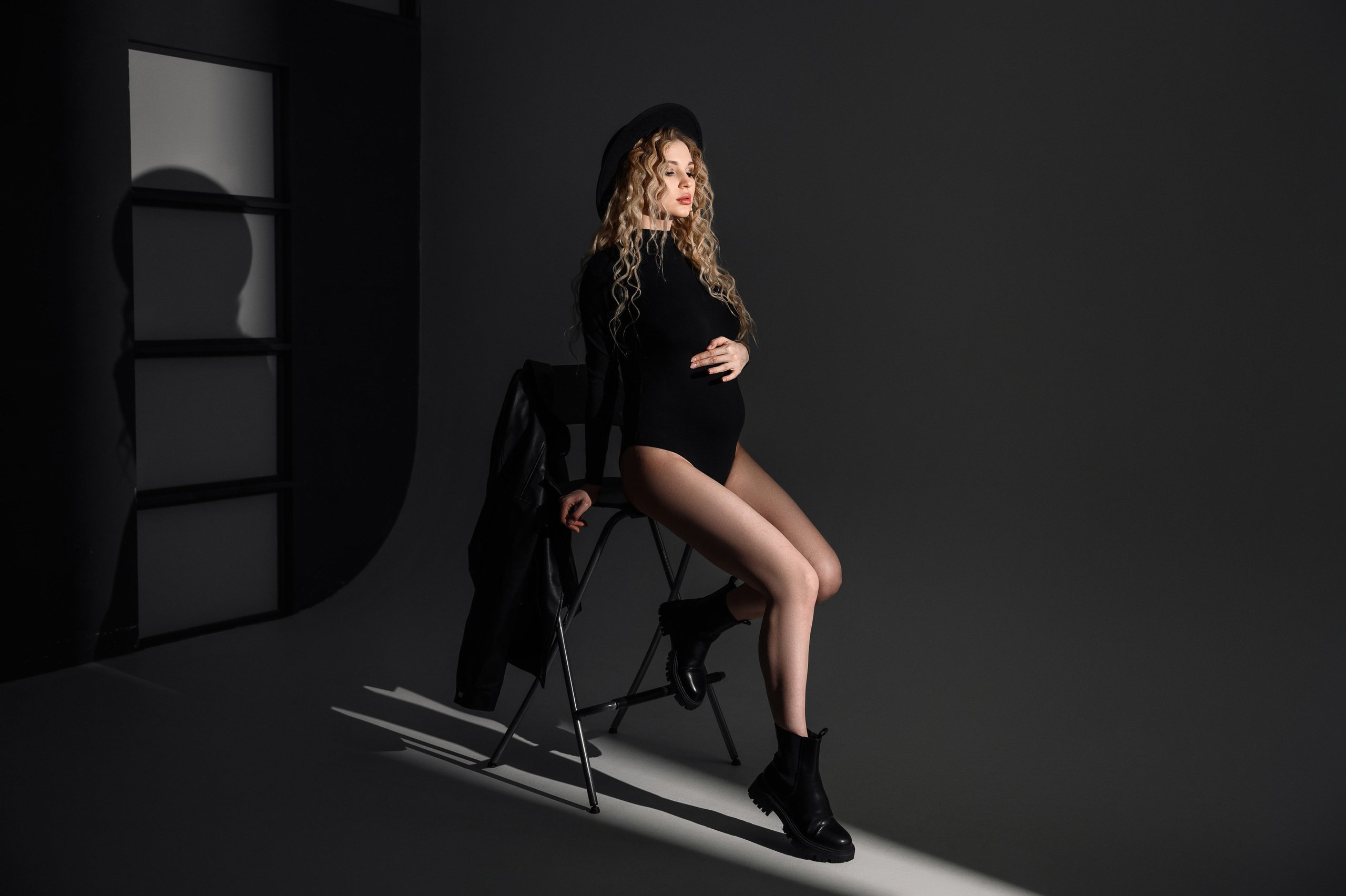 Фотосессия беременности в Оренбурге на циклораме — съемка под ключ, макияж, укладка и прокат одежды