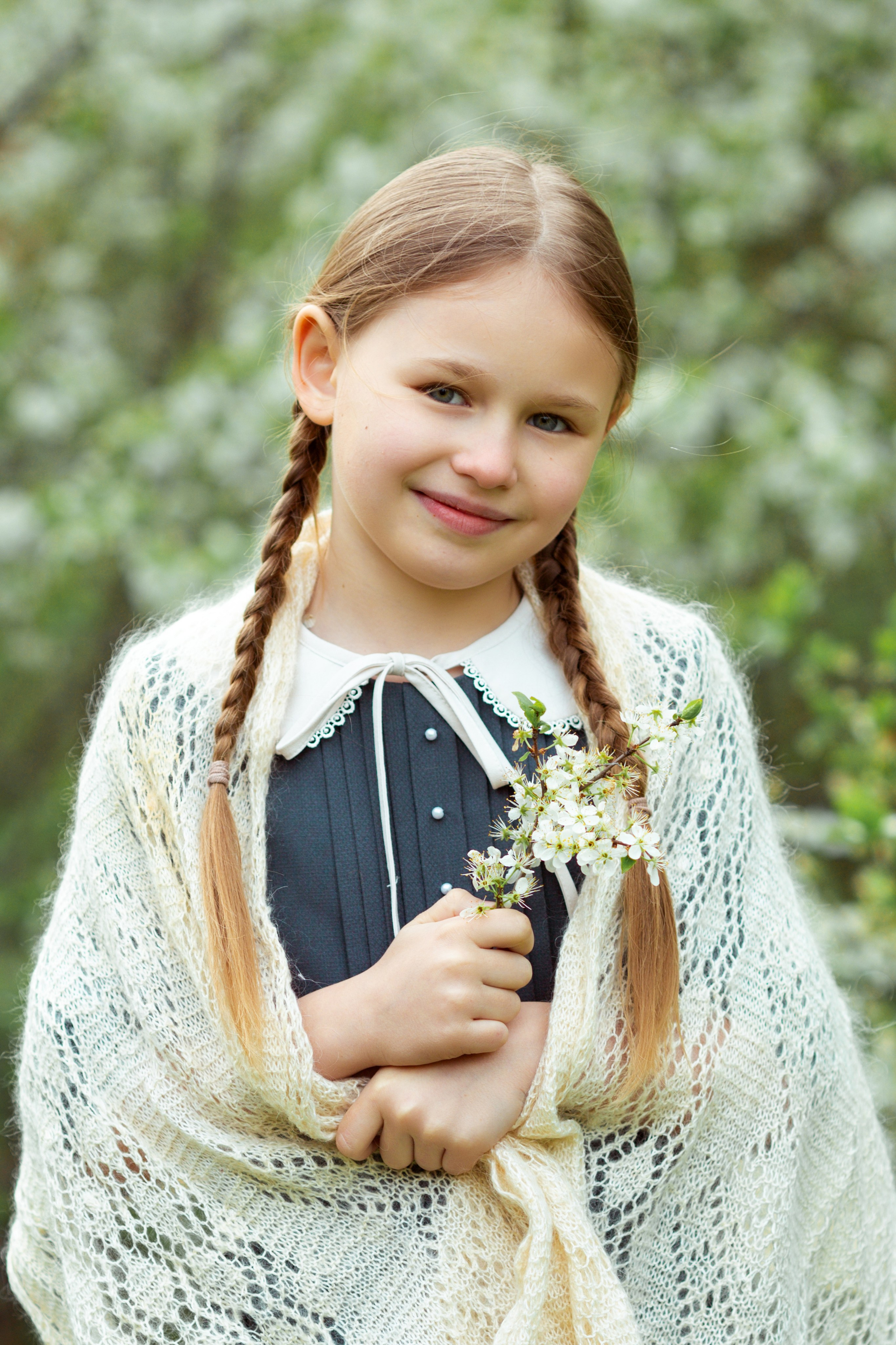 Анюта. Цветение вишни. Фотограф Антонина Свешникова. ВЫПУСКНЫЕ ФОТОКНИГИ для детских садов и школ. Москва, Владимир