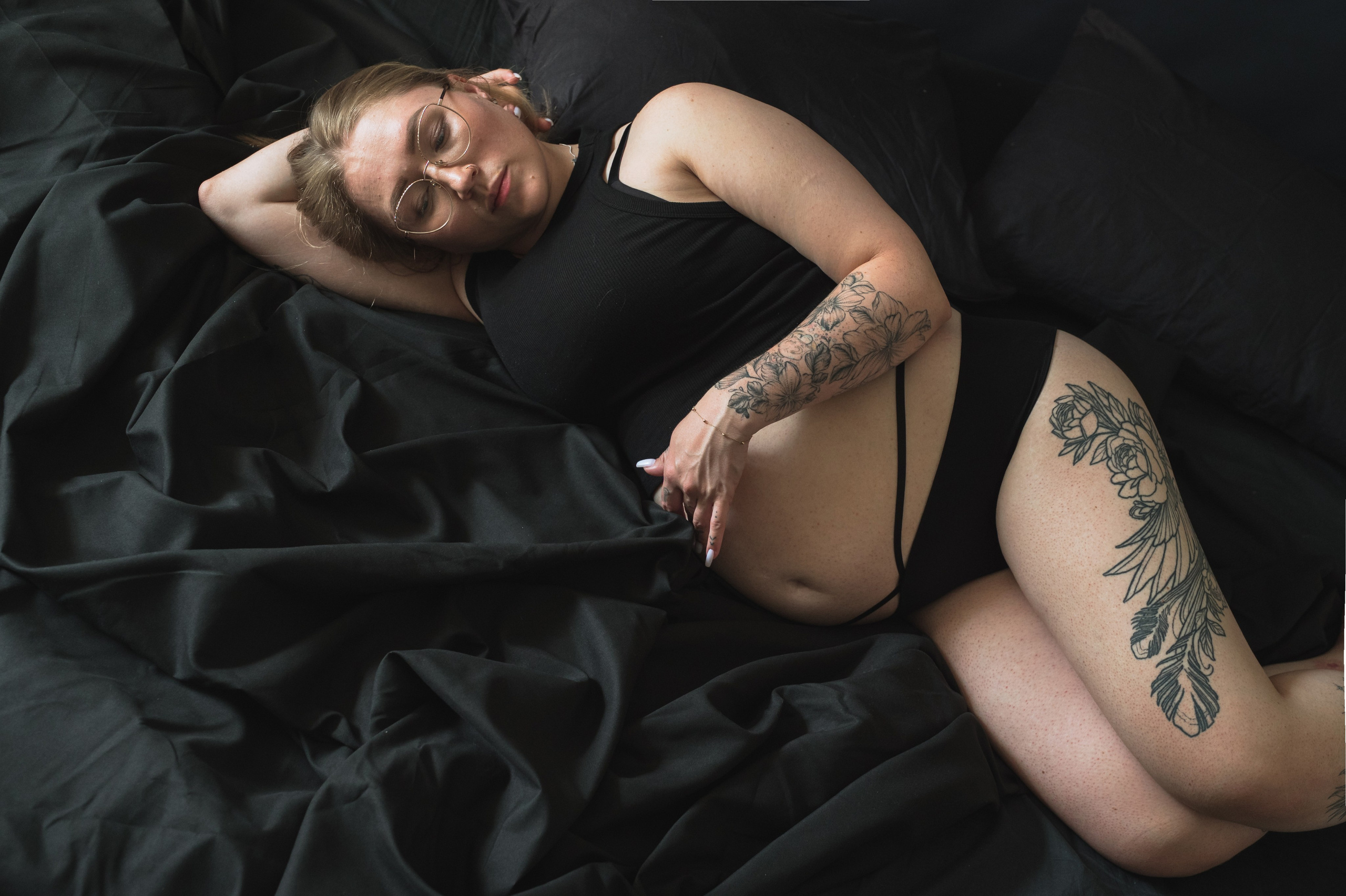 На черном фоне. Семейный и контент фотограф