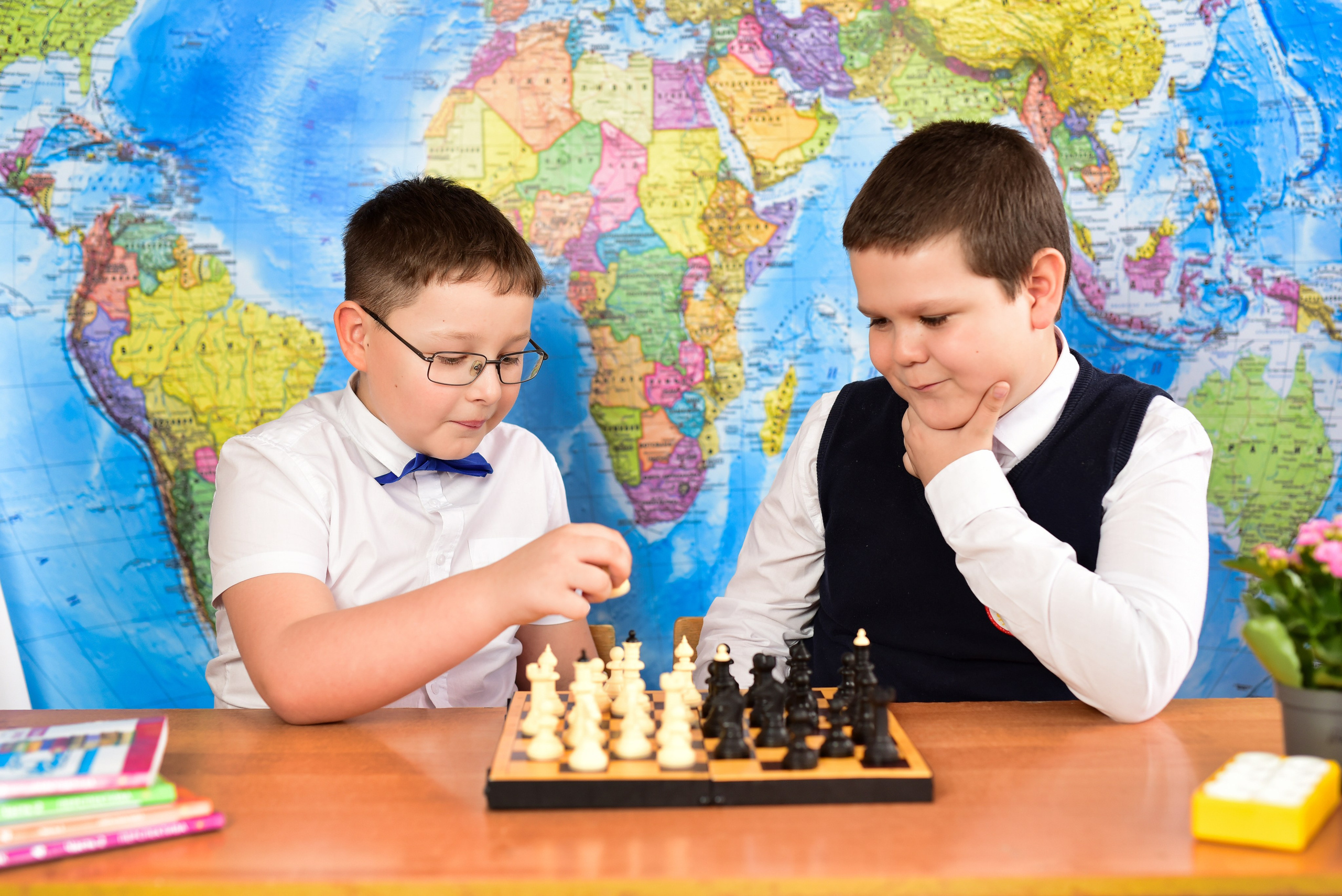 На фоне карты групповые. Семейный фотограф в Барнауле