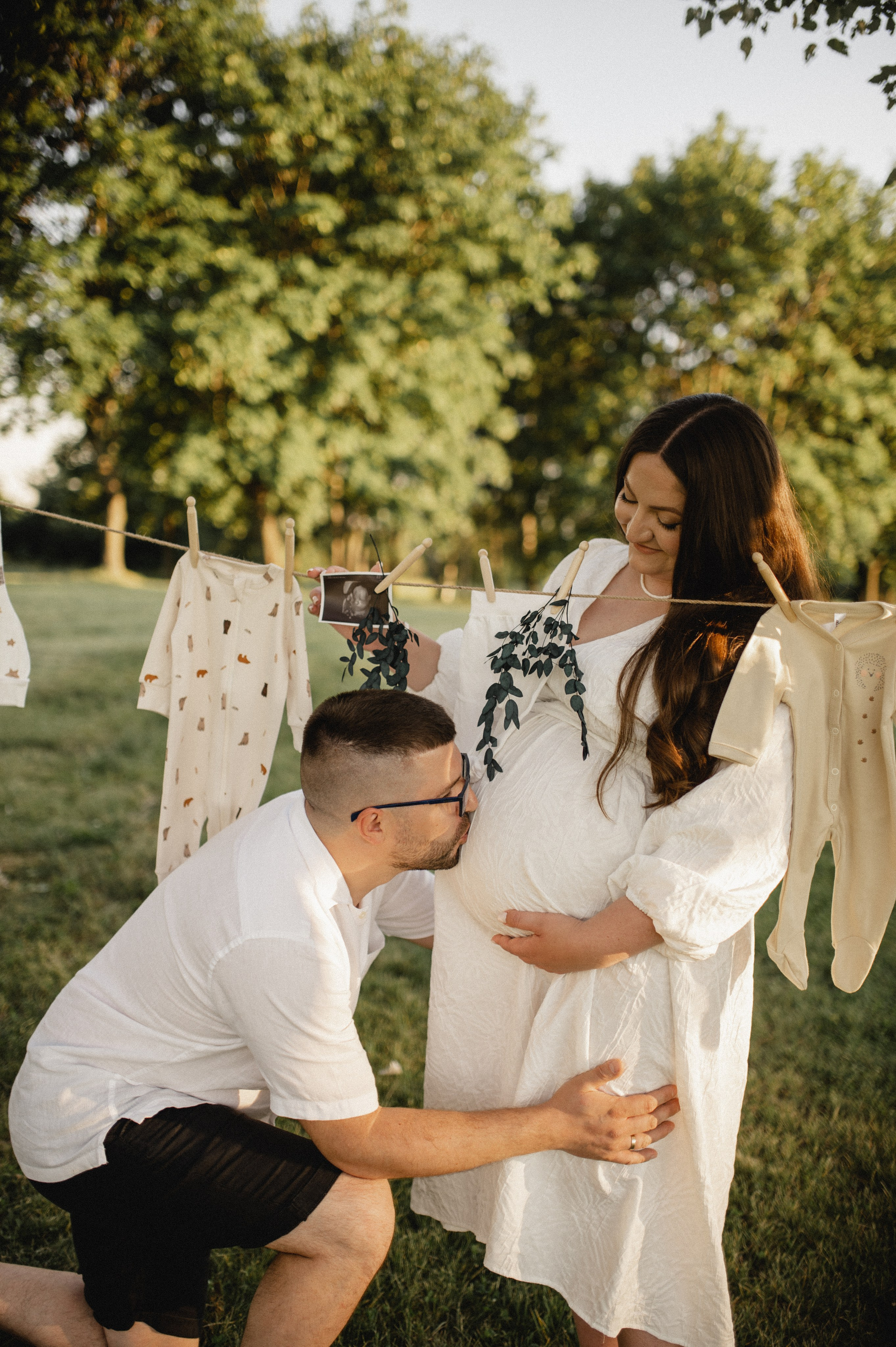Фотосессия беременности на природе в парке Москвы. Семейная фотосессия Бутово Москва фотограф Алина Морщагина