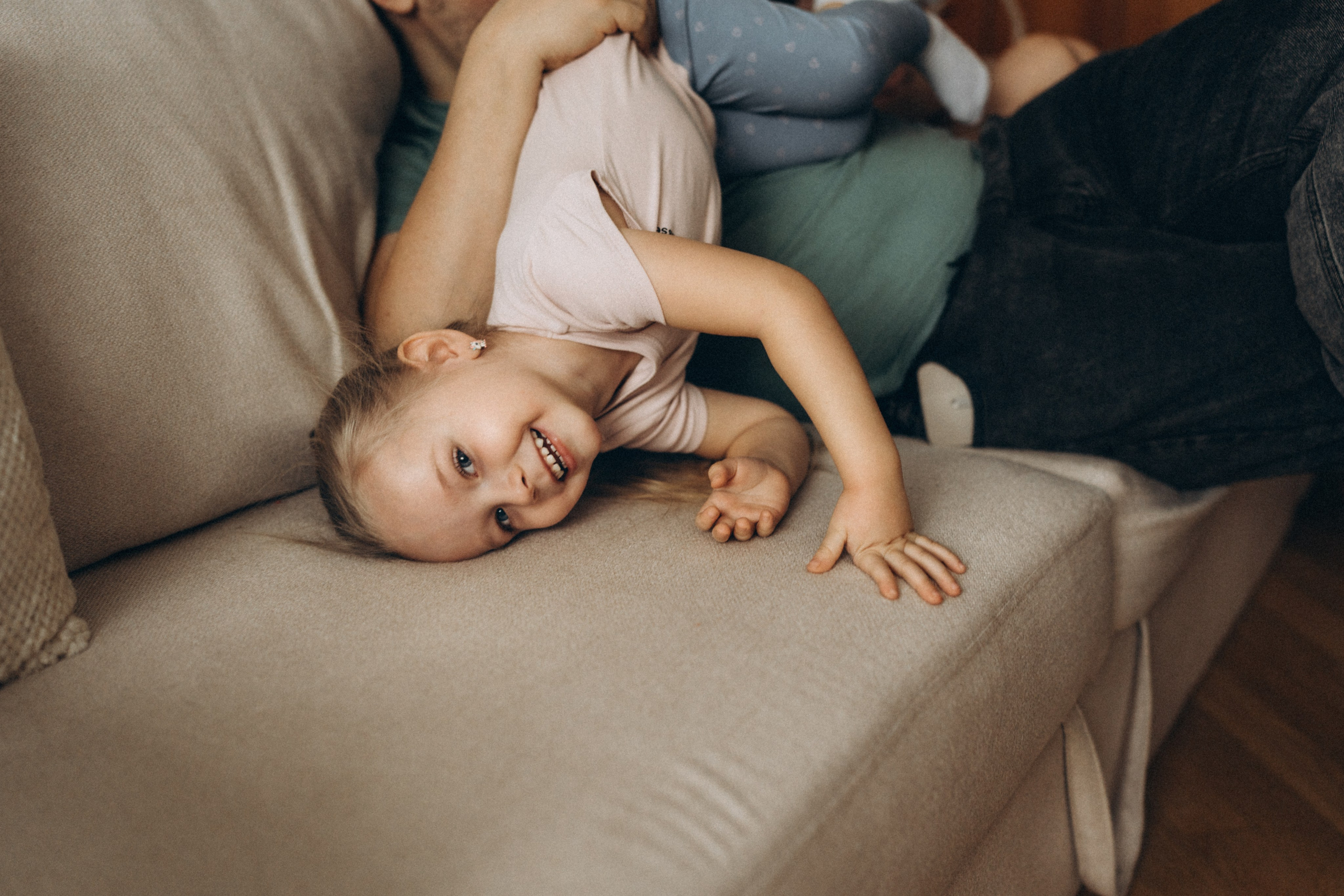 Уютная домашняя фотосессия Любы Димы Веры и Алины. Детский, семейный и ньюборн фотограф в Москве Юлия Шуарт