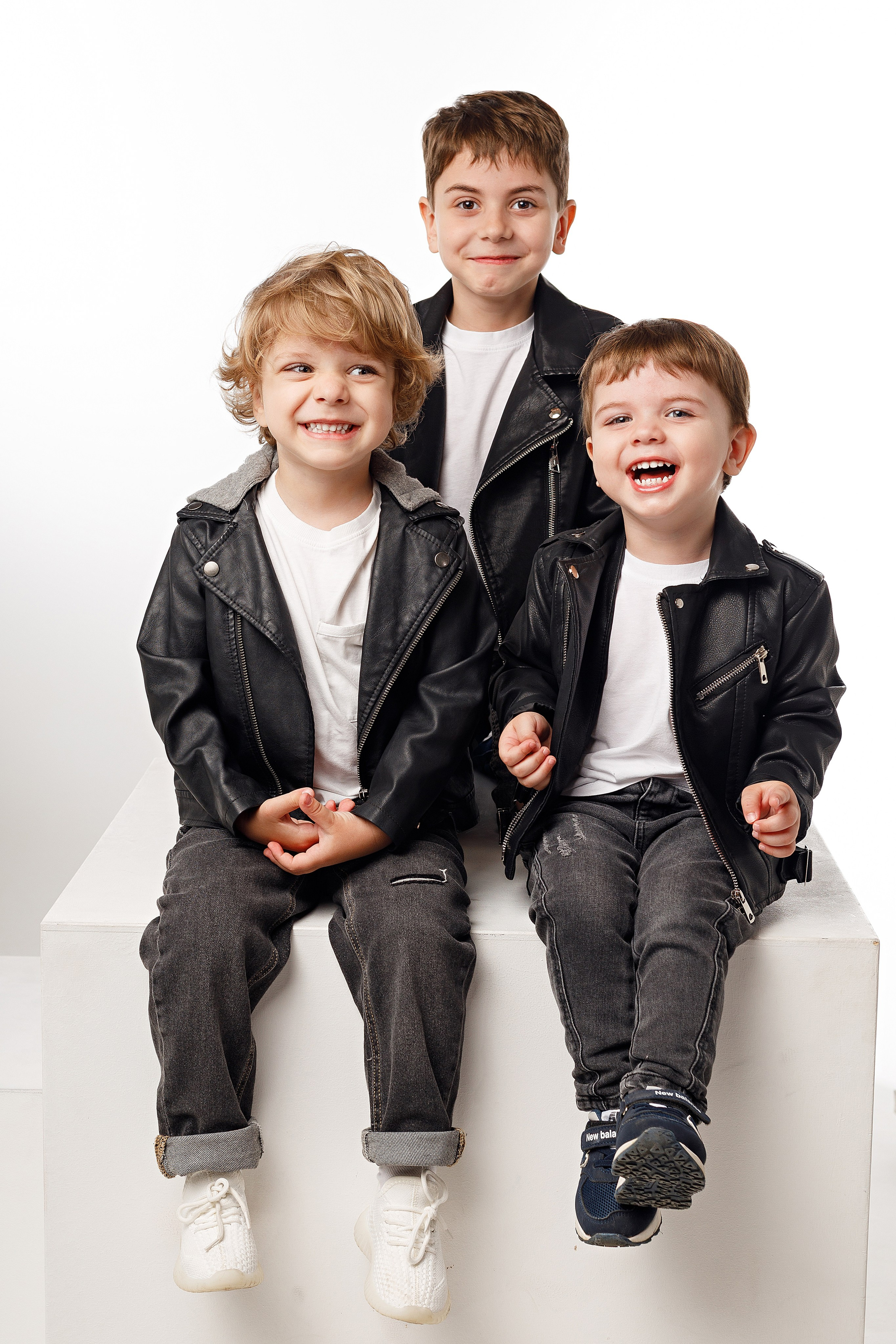 Фотосессия братьев в Сочи от детского фотографа. Детский студийный фотограф Сочи