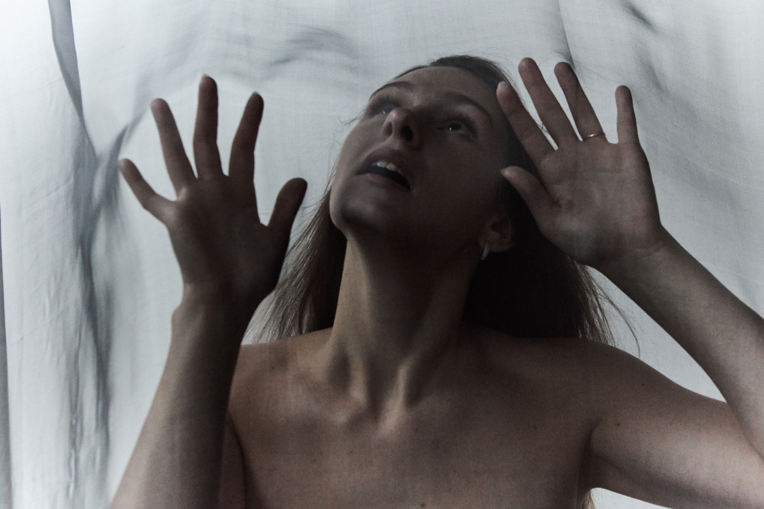 необычная портретная фотосессия в студии с тканью