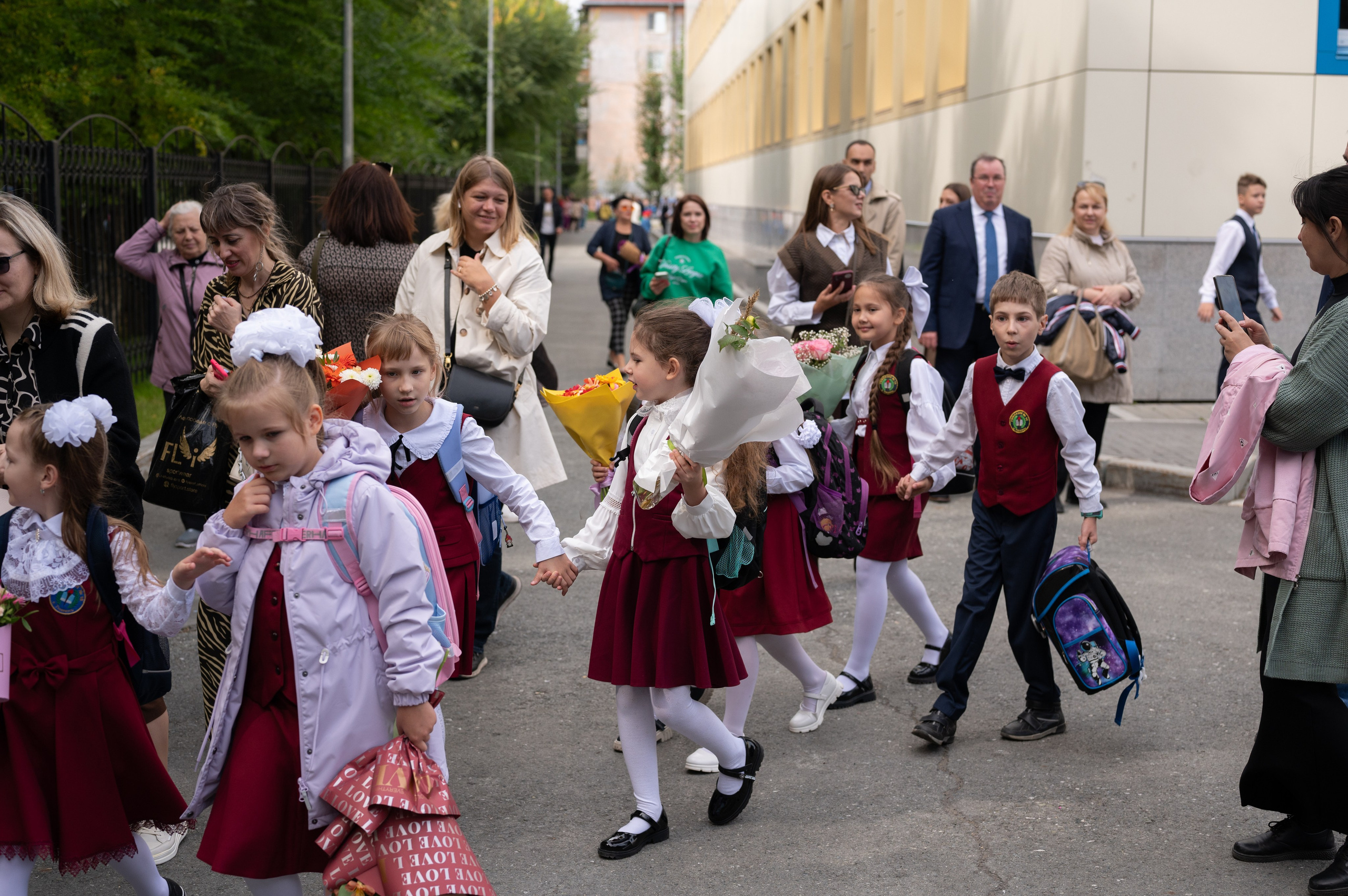 1 сентября 16 гимназия 2 класс (линейка + в классе+ на улице). Фотограф новорожденных, семейный детский в Тюмени Татьяна Морозова