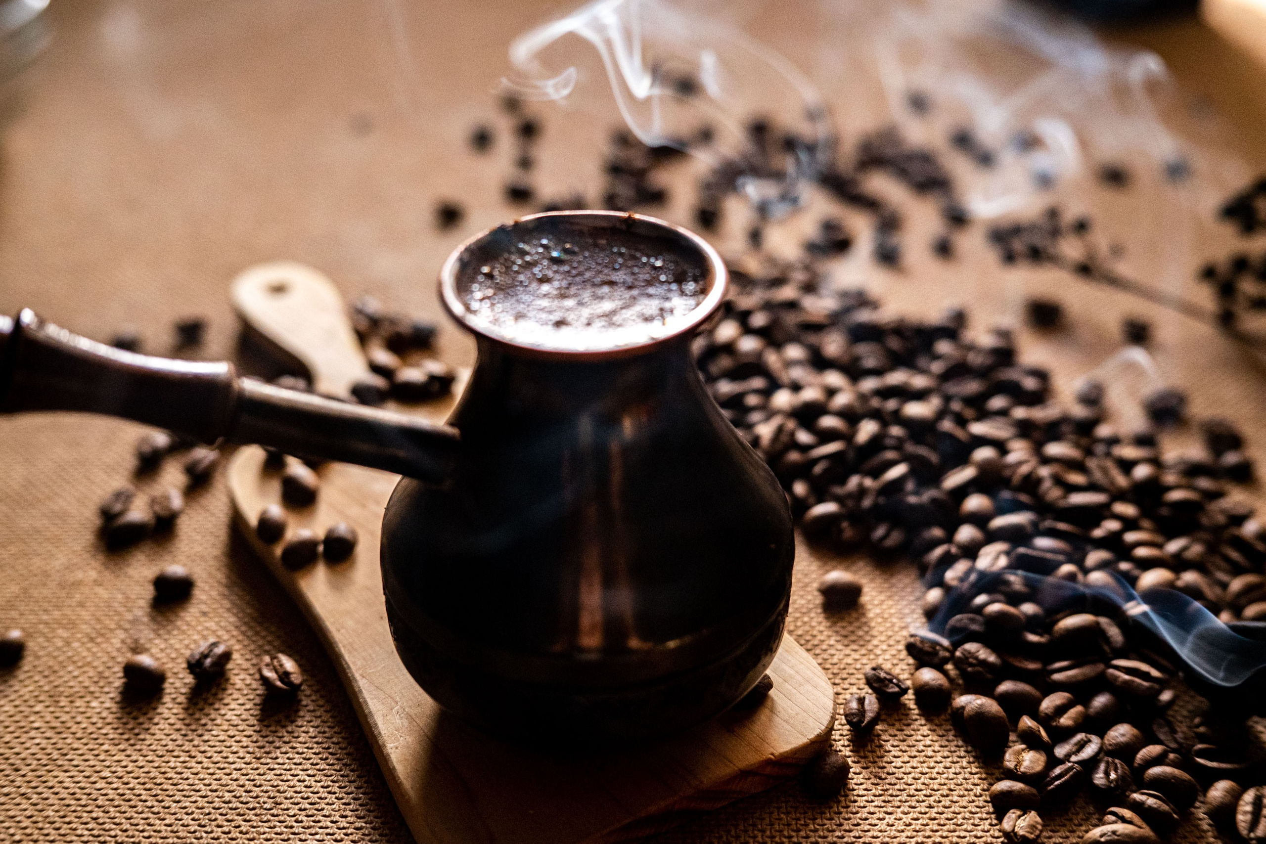 свежемолотый кофе в турке. рекламная фотография