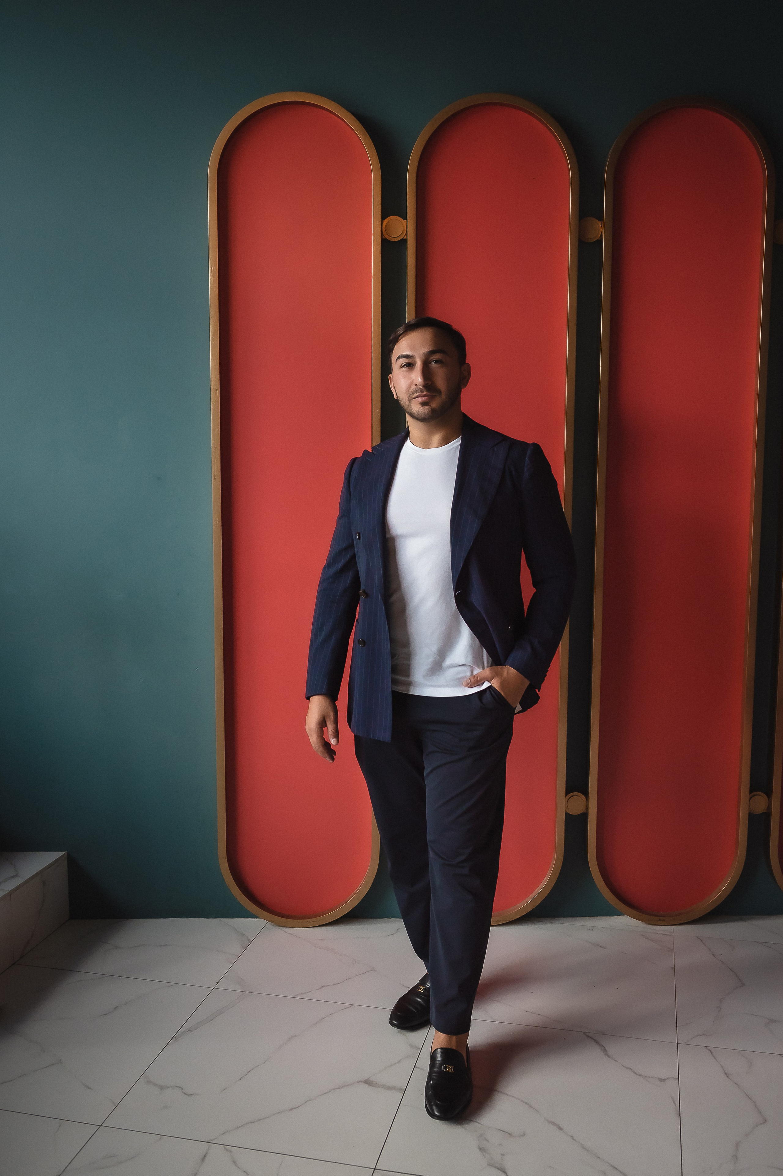 Мужской портрет в зале с книгами. КОНТЕНТ |БРЕНД фотограф Санкт-Петербург — Жанна Олтаржевская