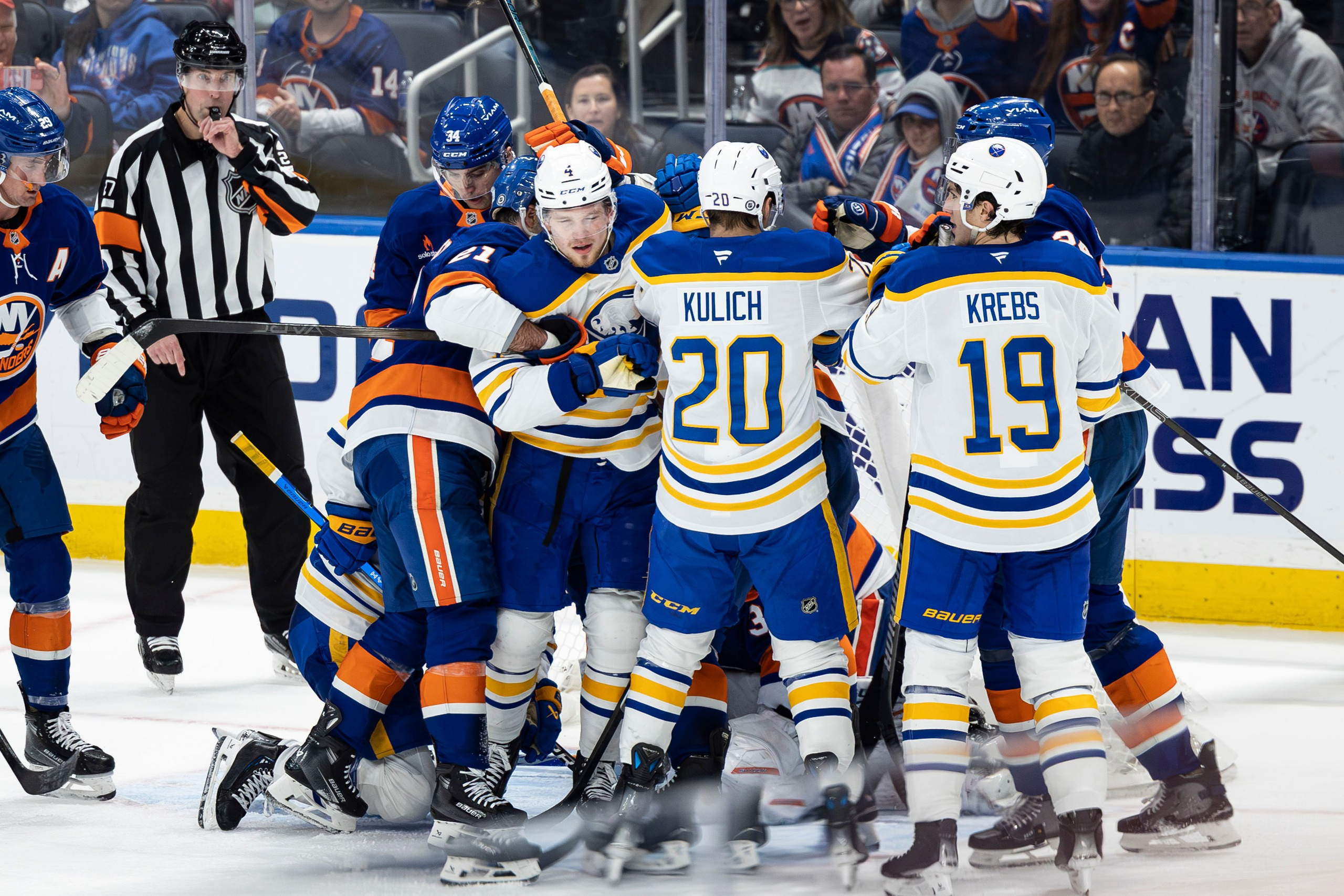 Матч НХЛ: НЙ Айлэндерс — Баффало Сайбэрс. Спортивный репортажный фотограф Казань Нафис Сиразетдинов