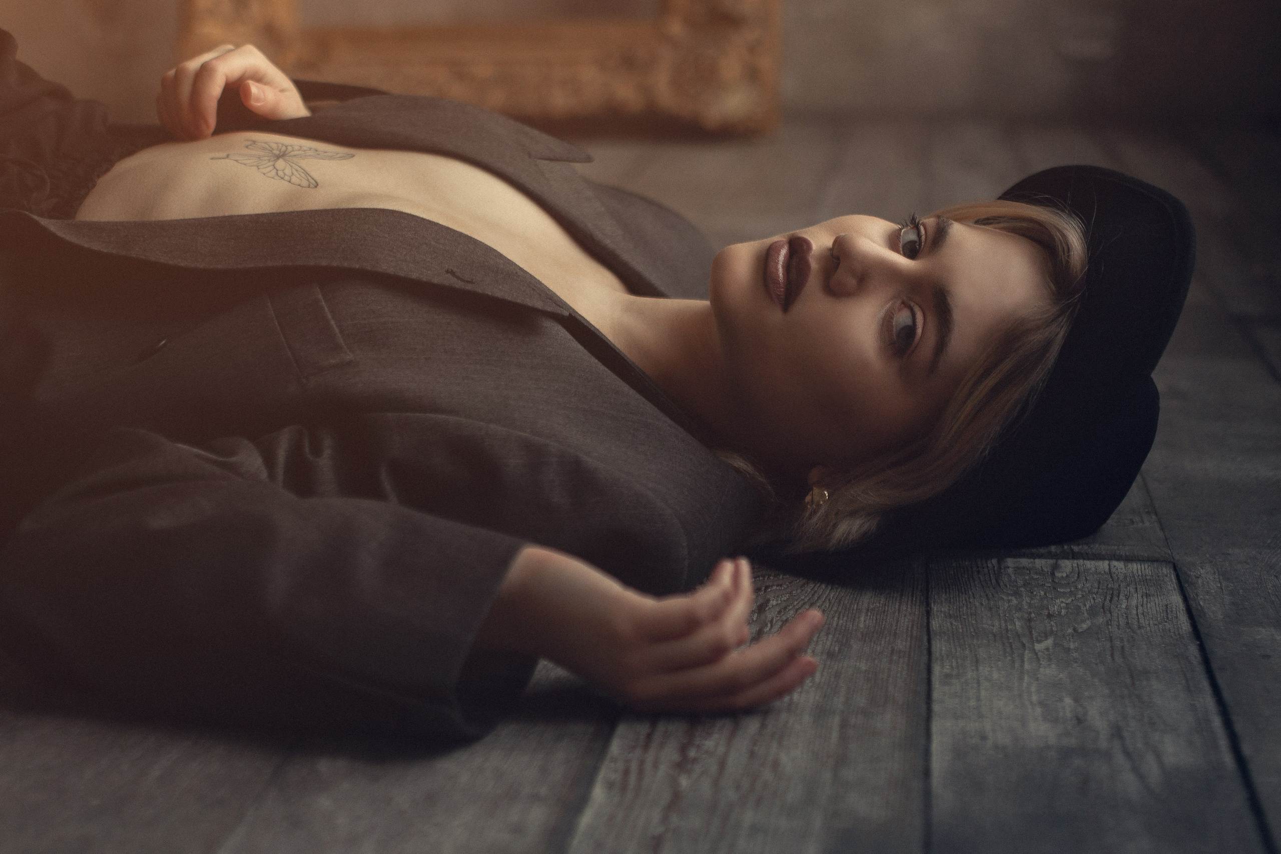 Студийная съемка: загадочный образ с шляпой и пиджаком.