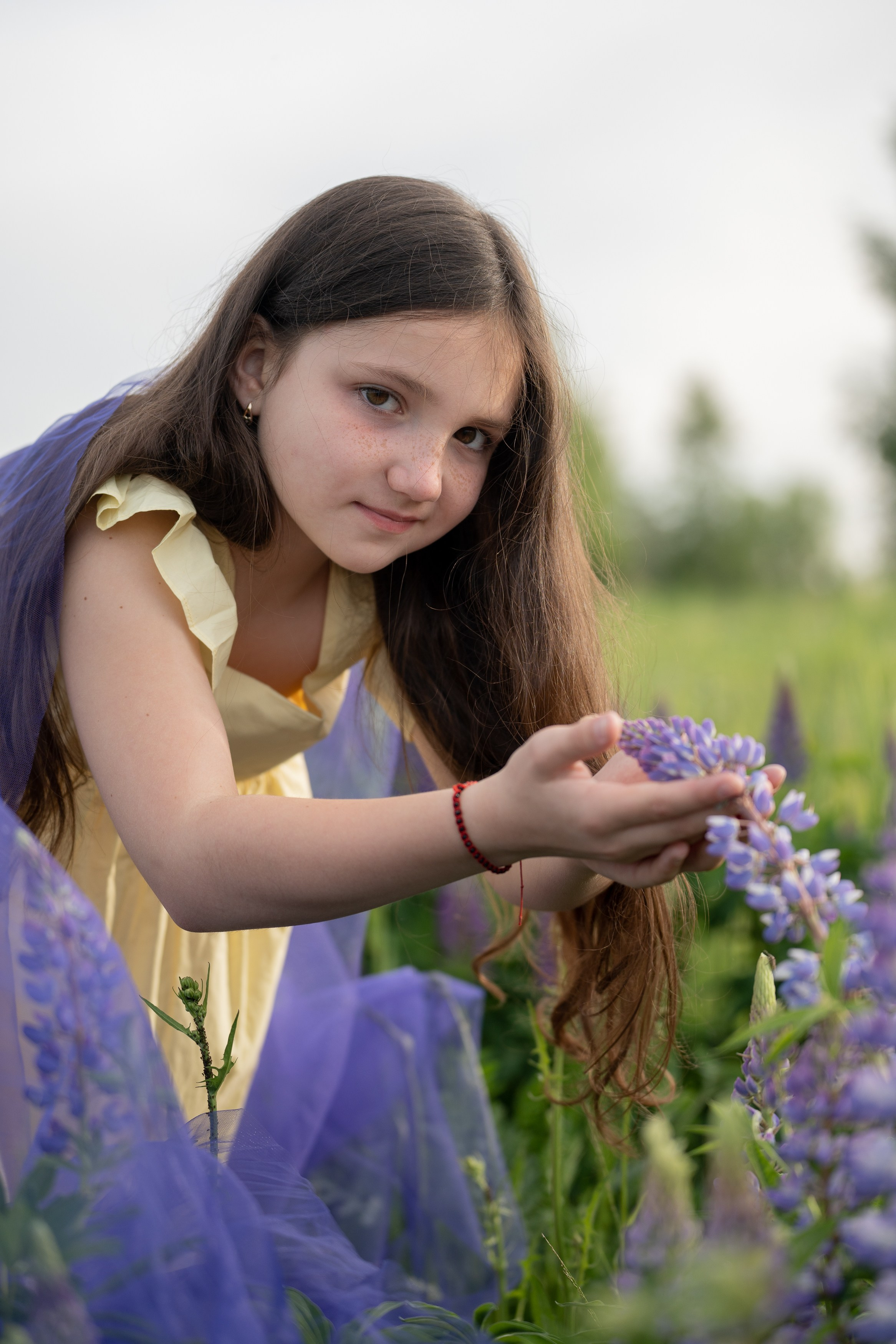 Детская фотосессия в люпинах. Портретный фотограф Олеся Владимирова в Москве