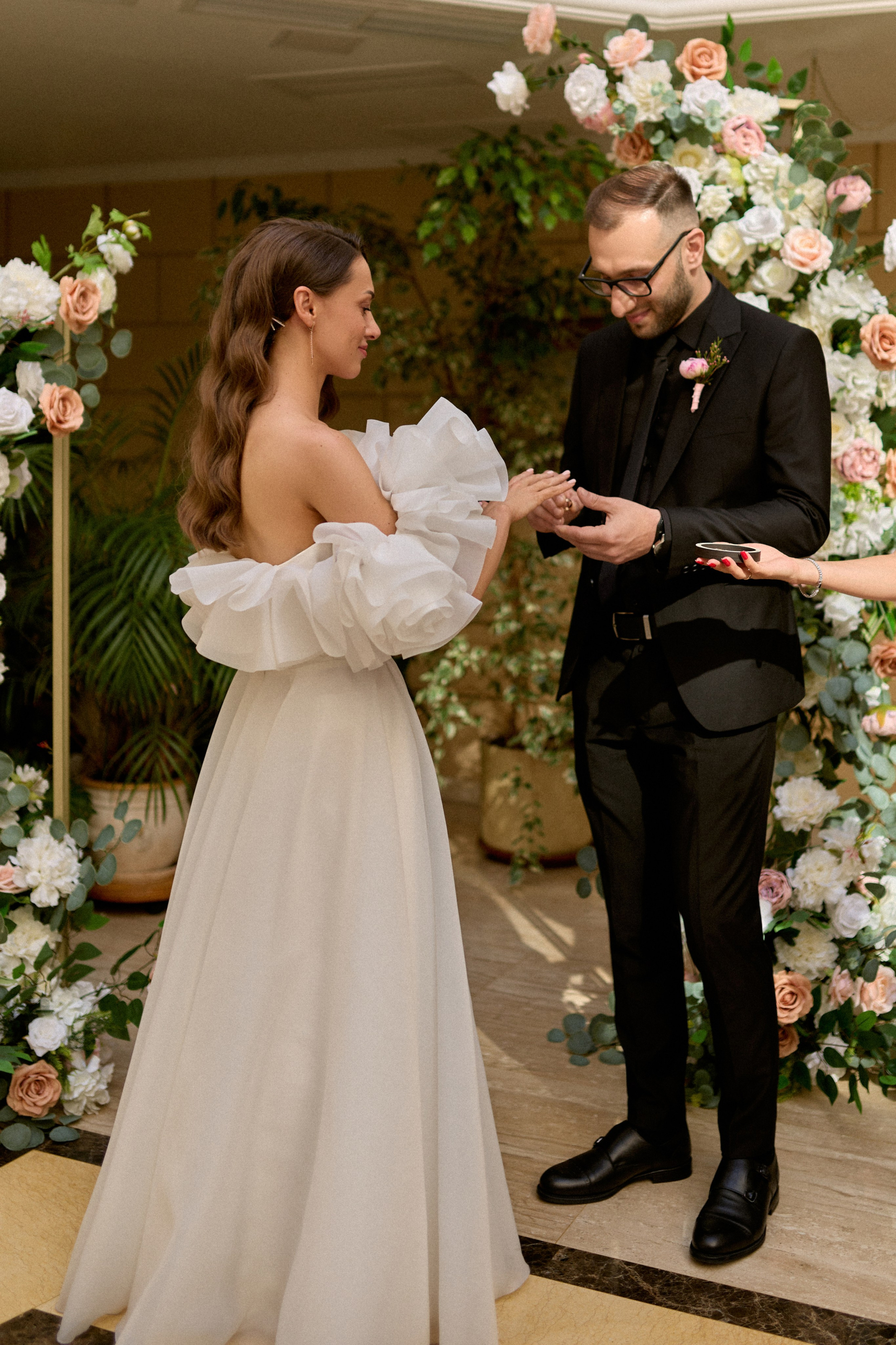 Свадебная фотосессия на катере в Санкт-Петербурге. Сестры Карабаза. Фотографы и ретушеры в Москве и Санкт-Петербурге