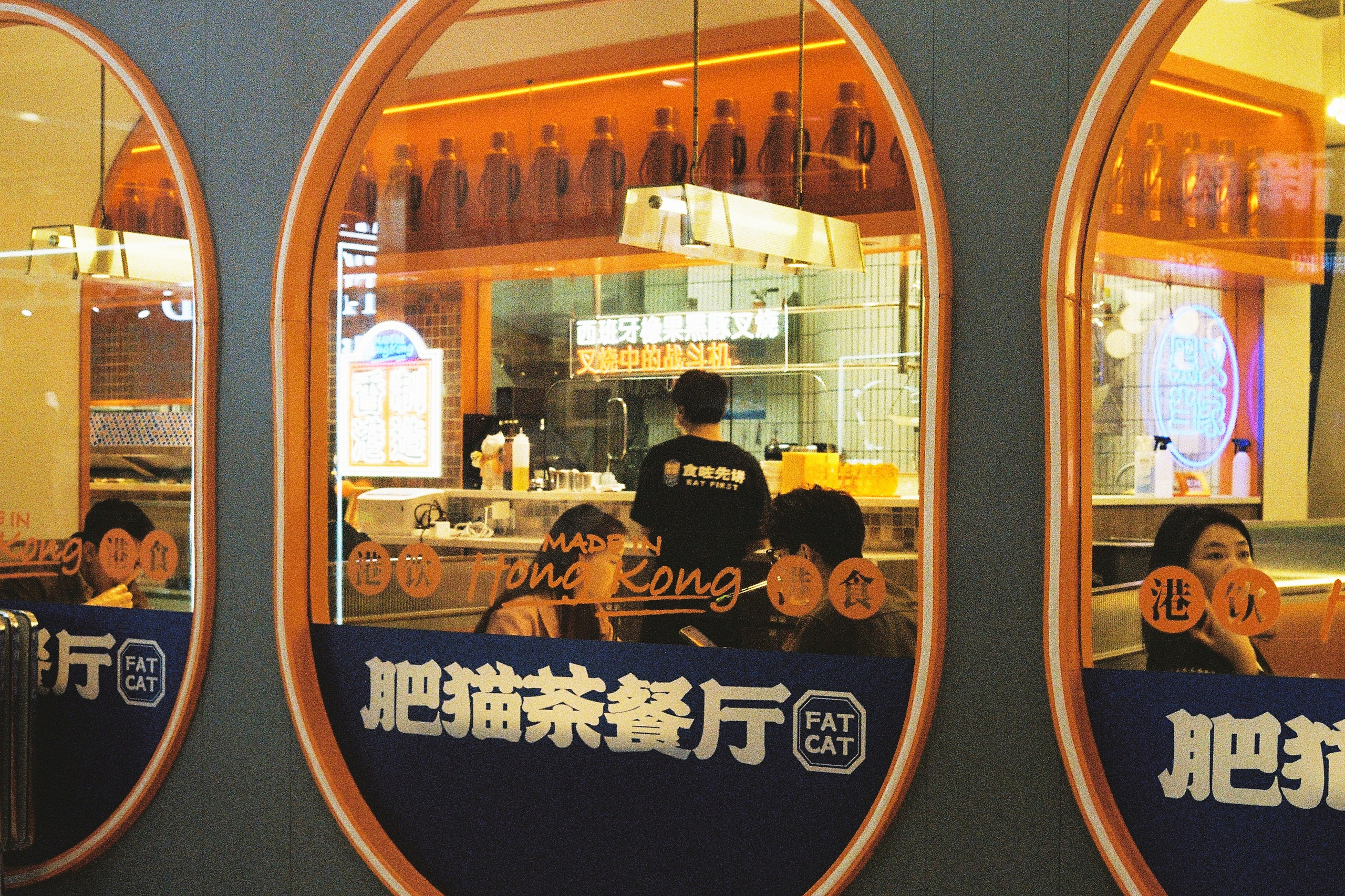 Люди едят в китайском ресторане, Гуанчжоу, Китай