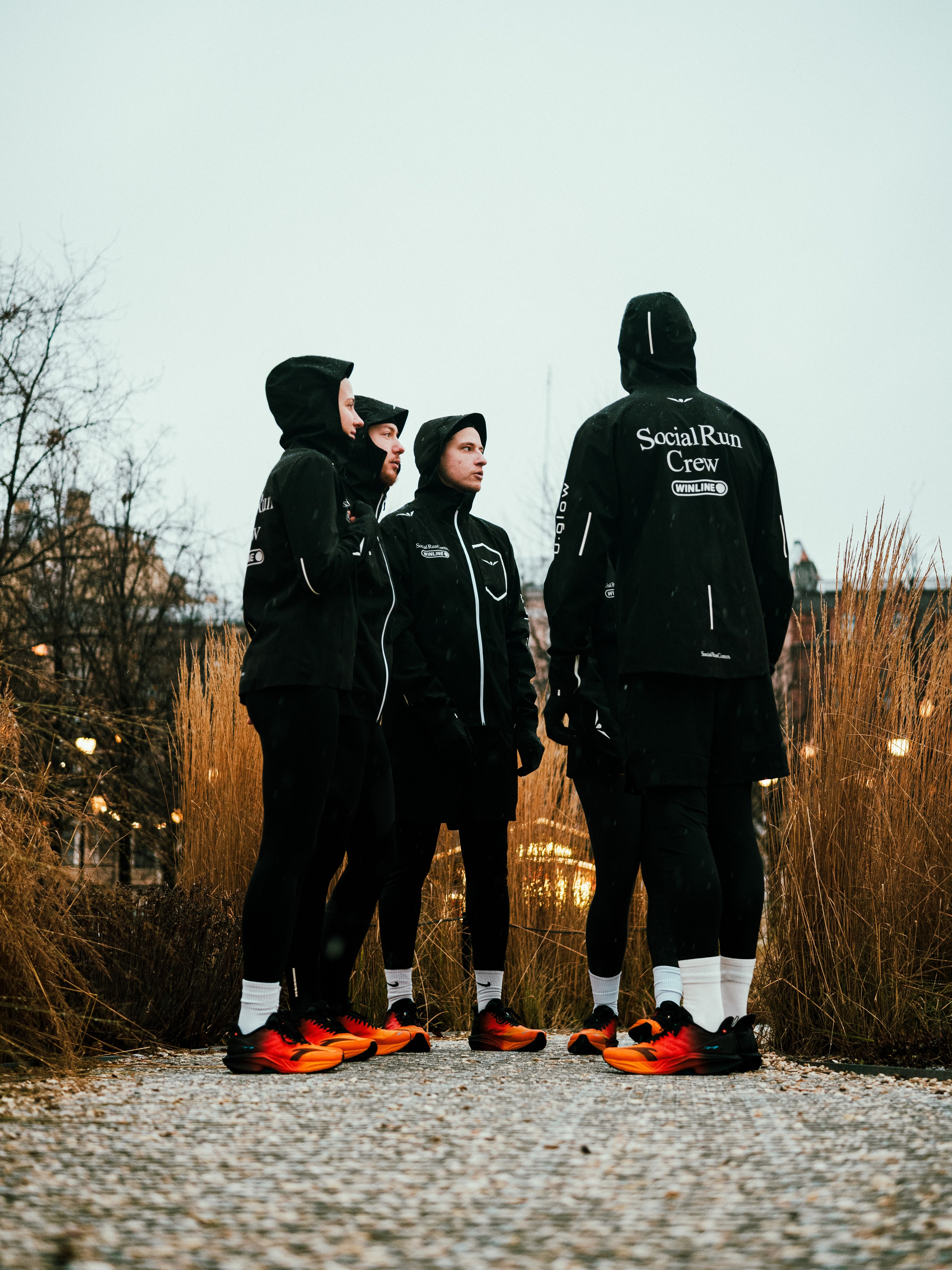 Social Run Community x Anta. Зимняя городская новогодняя фотосессия спортивной одежды от бегового клуба social run community. Портретный и репортажный фотограф в Санкт-Петербурге Смоляков Максим