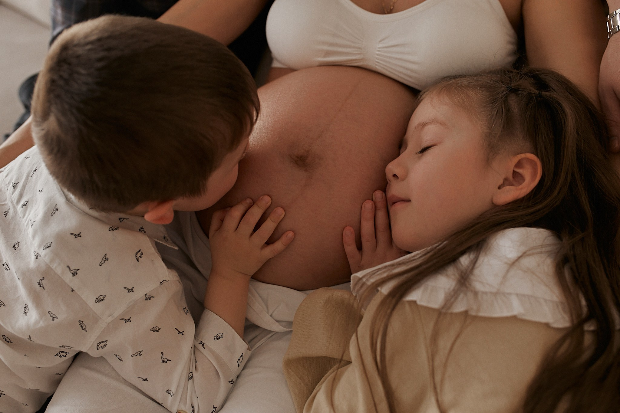 В ожидании малыша - это такое удивительное, нежное и драгоценное время. Сохраните эти моменты в памятных фото.