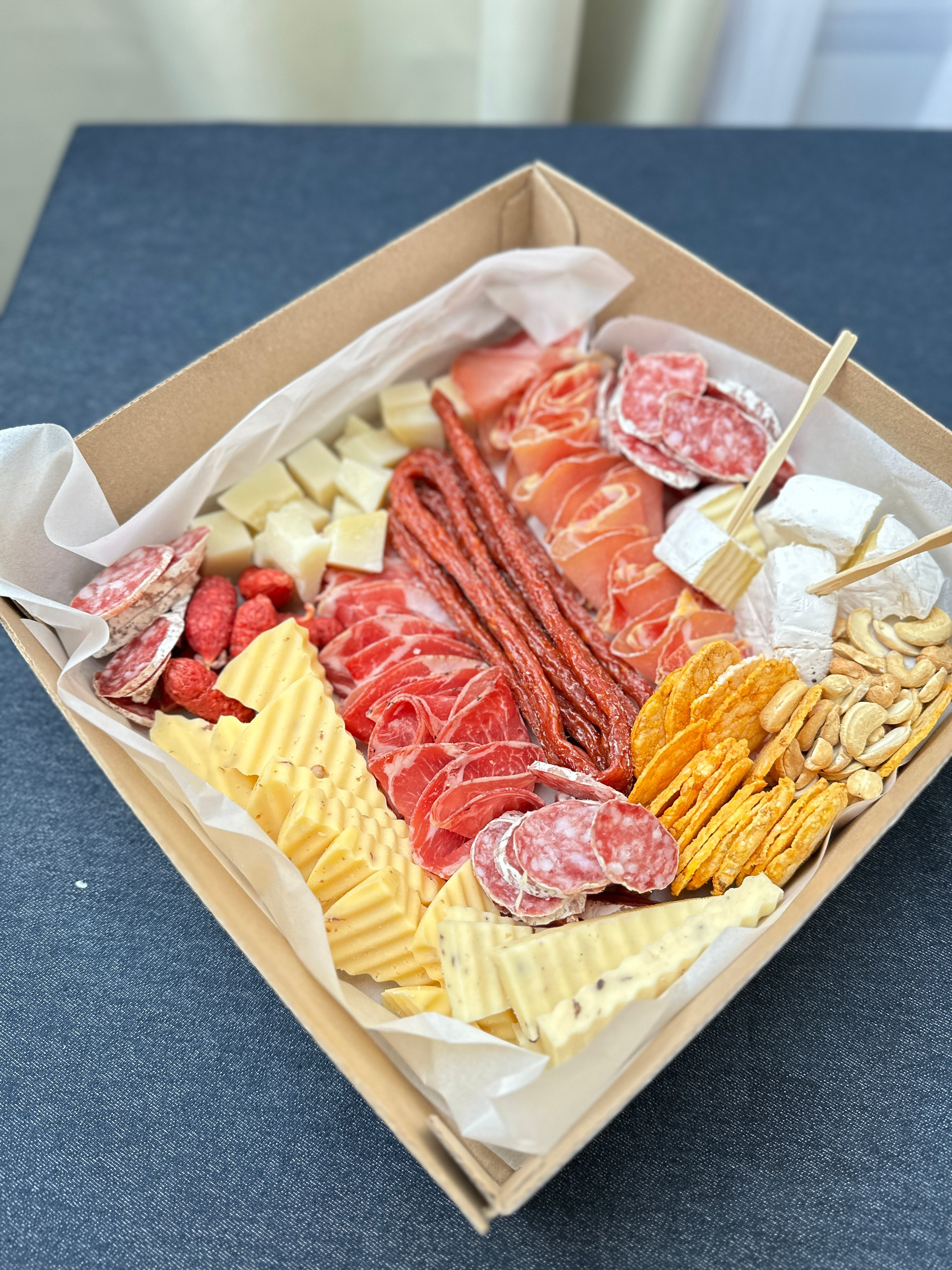 ГастроБоксы. Выездной кейтеринг, съедобные букеты, торты и сладости на заказ