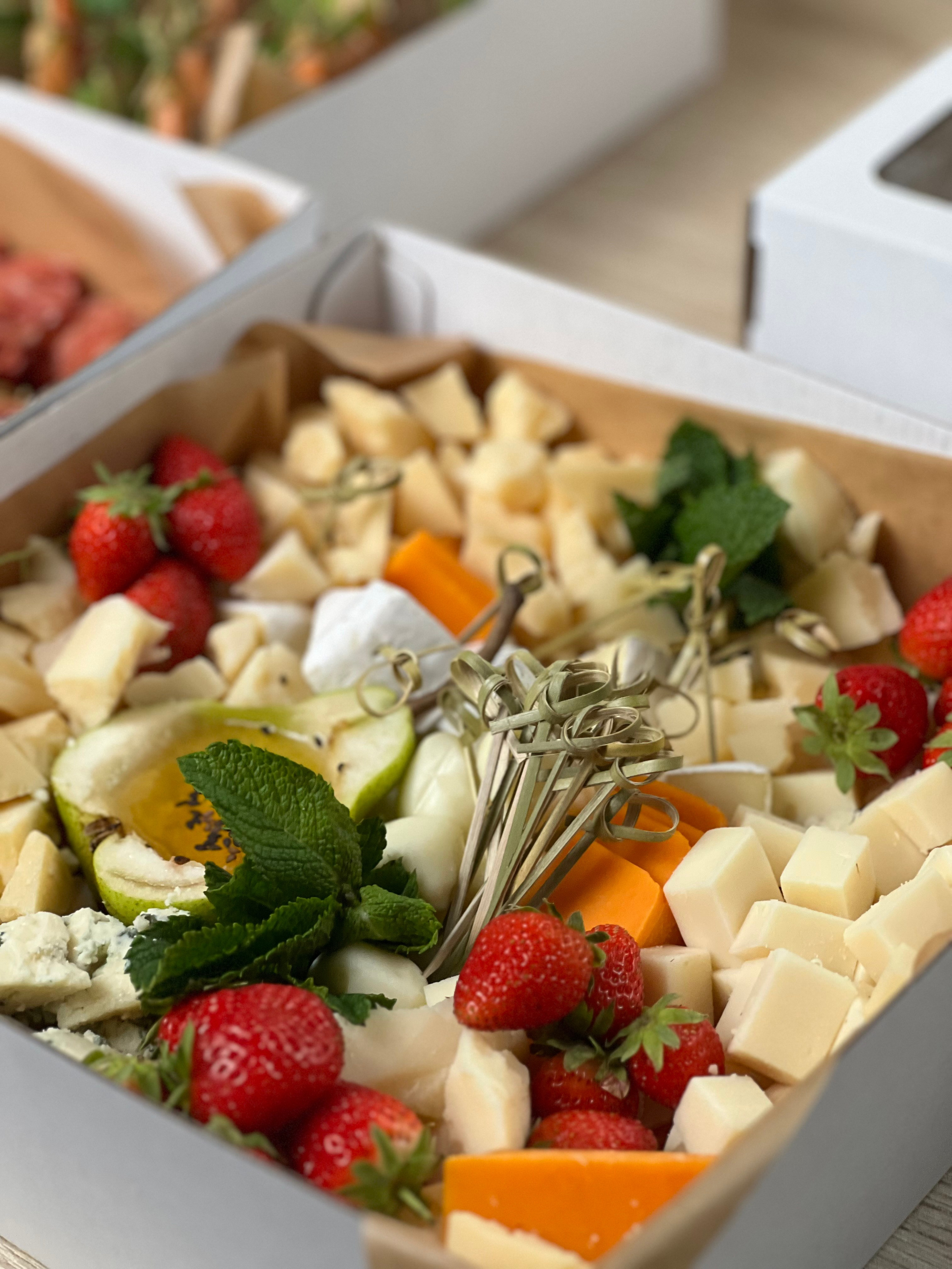 ГастроБоксы. Выездной кейтеринг, съедобные букеты, торты и сладости на заказ