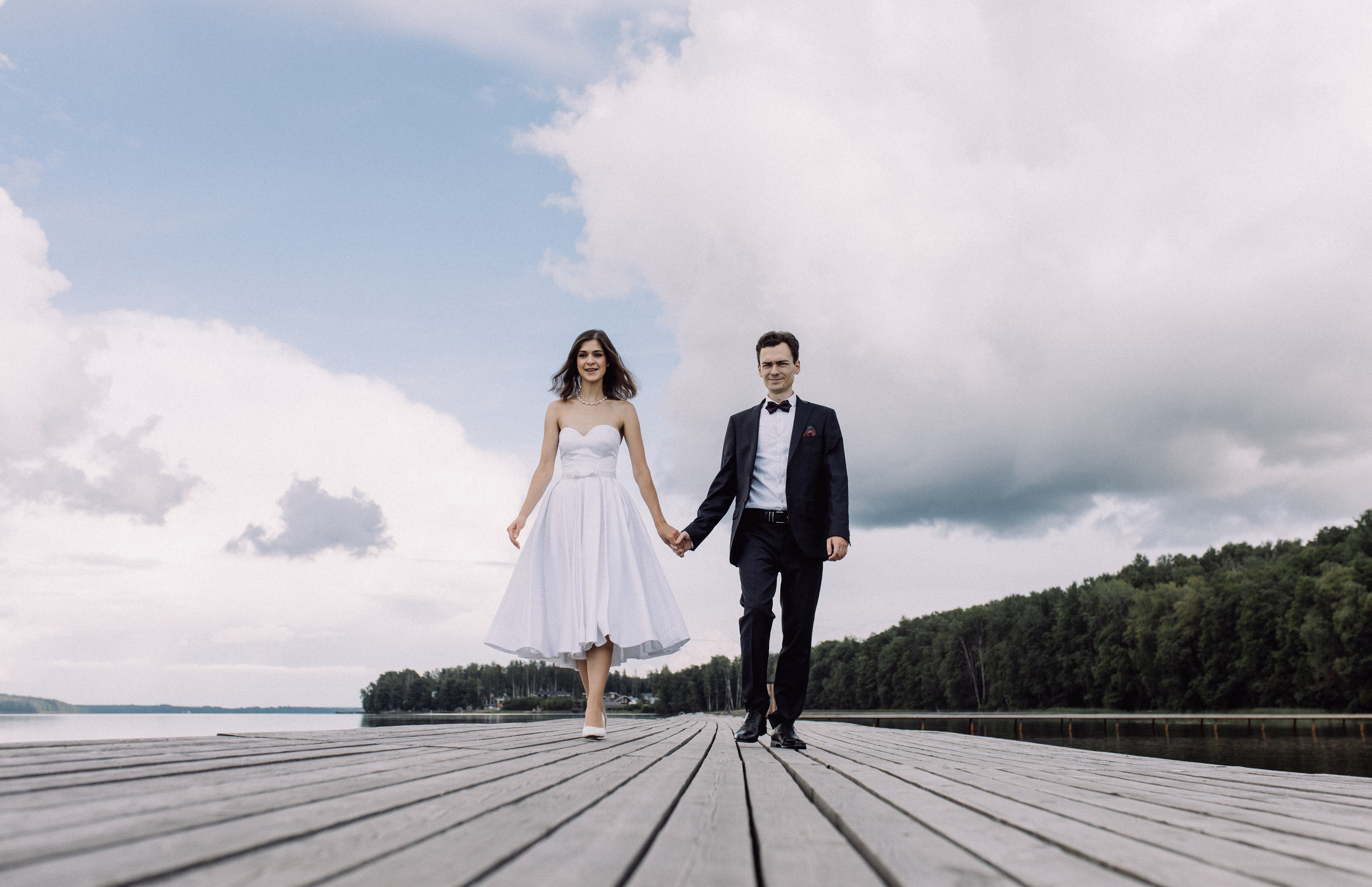 Прогулки во время свадебного банкета. Happiness is in the moments