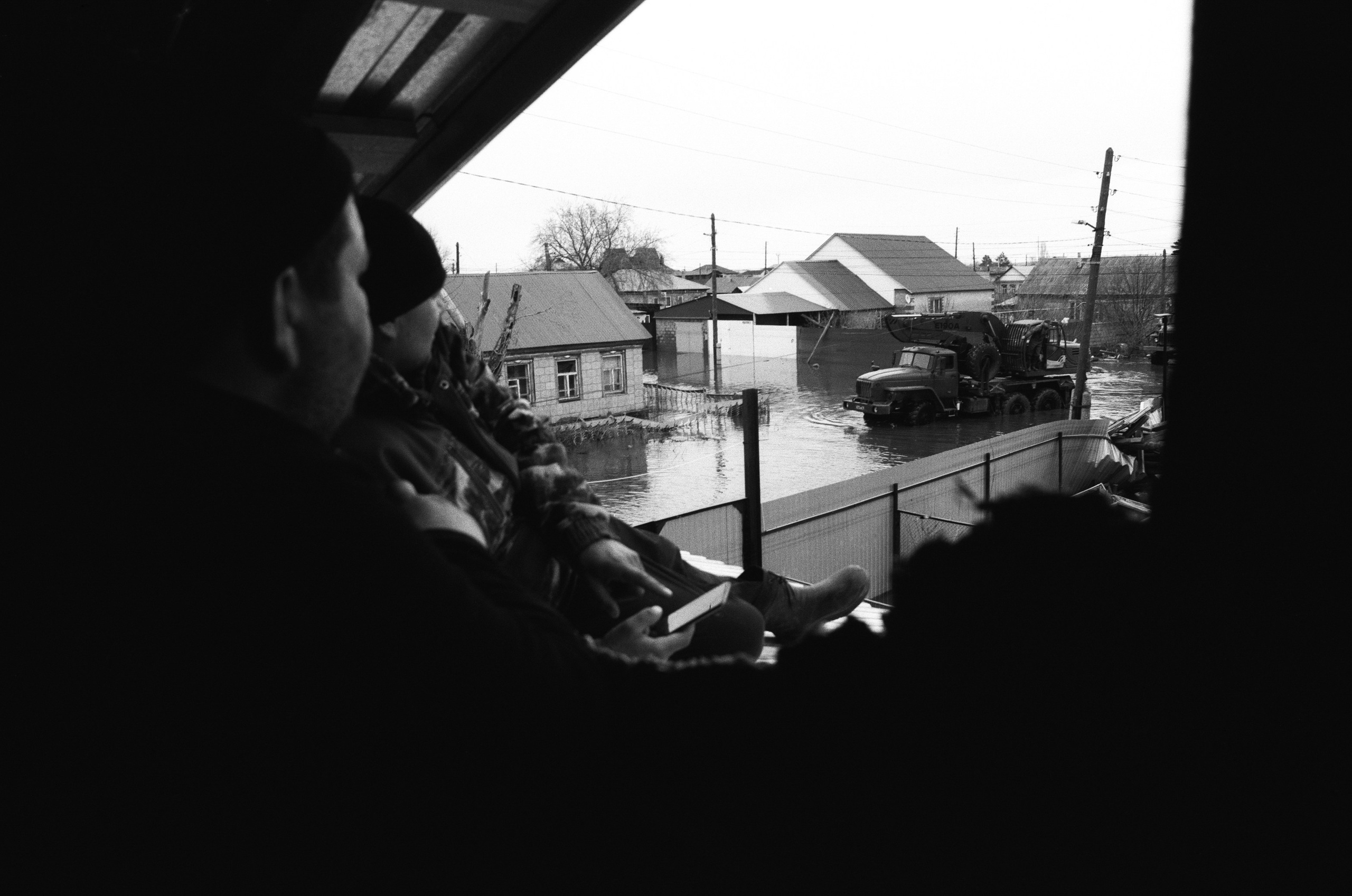 Вид на улицу в районе Форштадта с чердака Игоря, стену которого он выламывал руками для того, чтобы эвакуироваться | 12.04.2024 / г. Орск