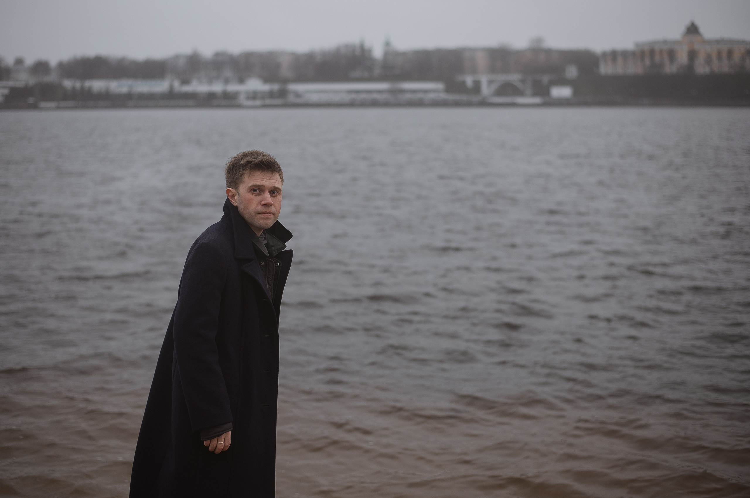 Арсений, пасмурная вода в осени. Свадебный фотограф в Ярославле Денис Медоваров
