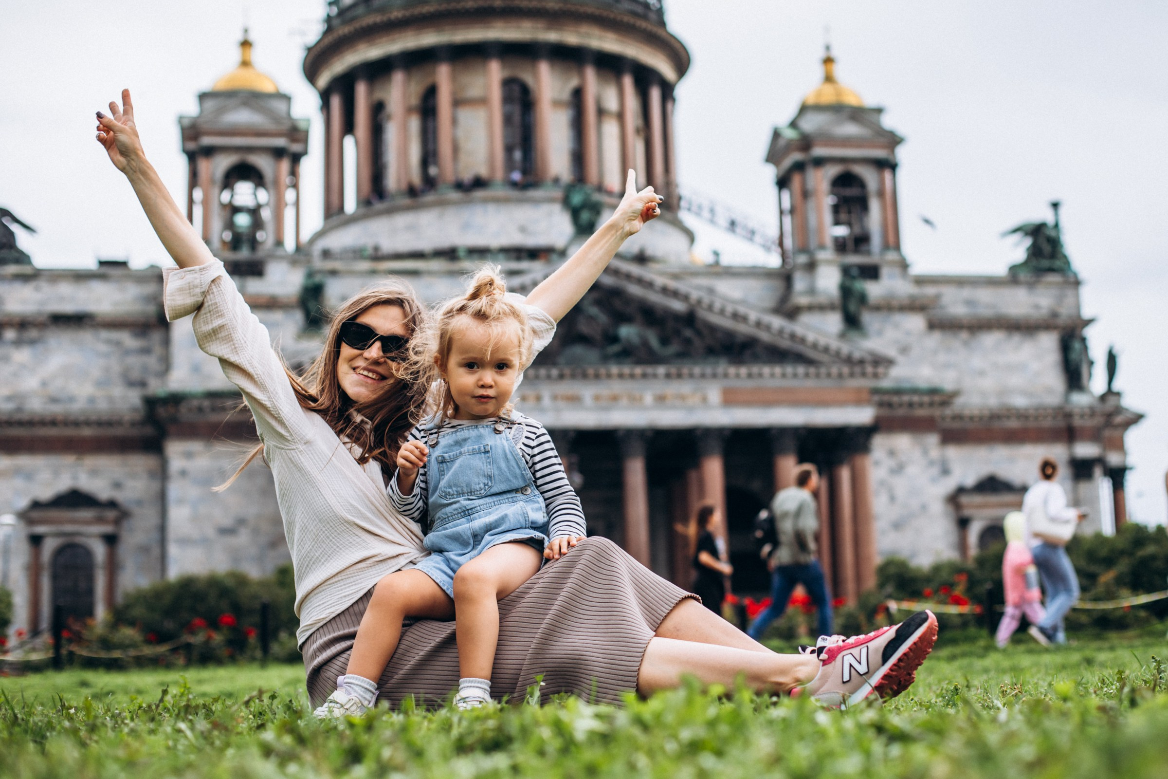 Яна с дочей в августе. Фотопрогулка в Петербурге. Индивидуальный и семейный фотограф в Санкт-Петербурге